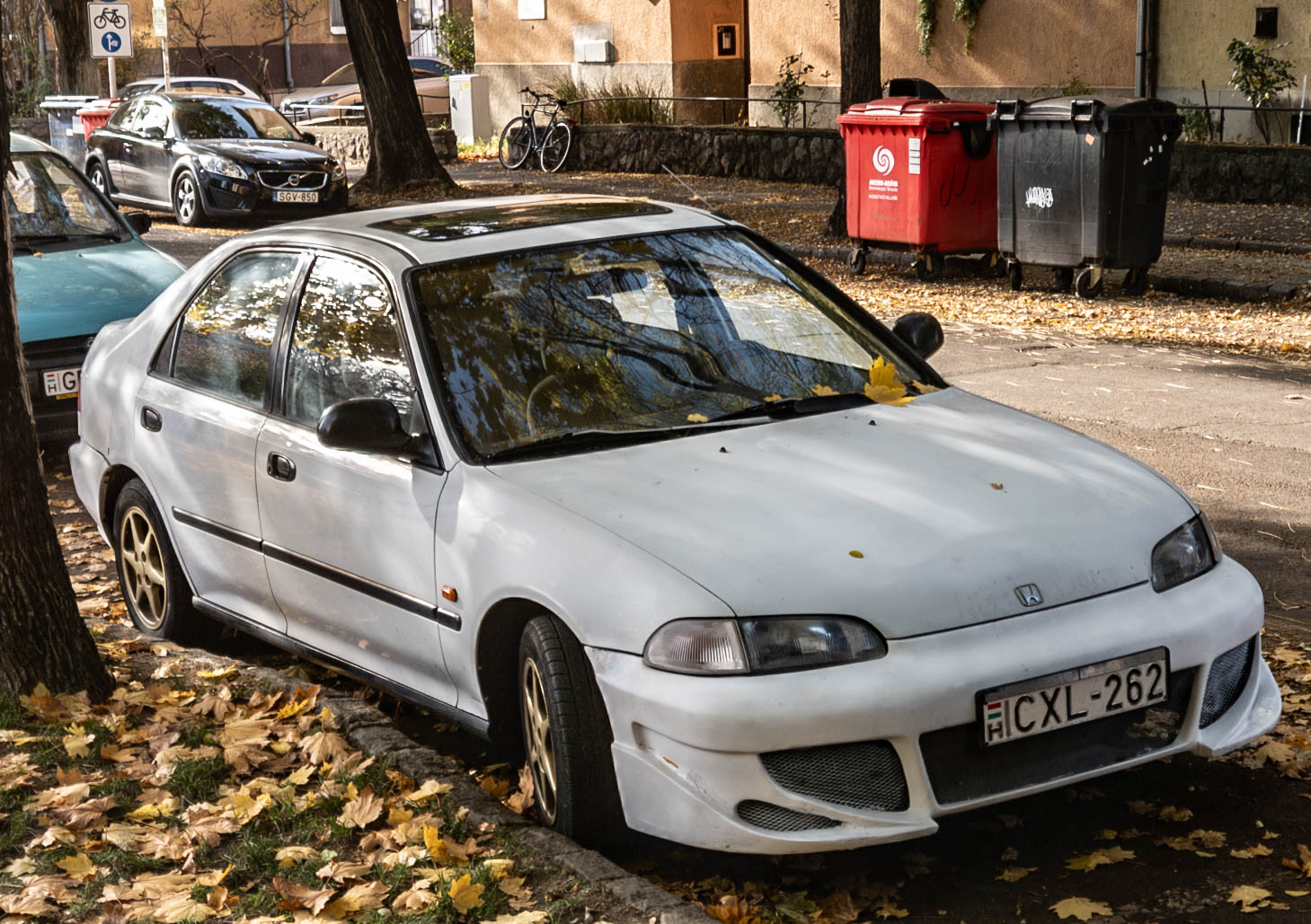 Hier ist ein optisch getunter Honda Civic Mk5 Stufenheck zu sehen. Die Aufnahme stammt vom November, 2025.