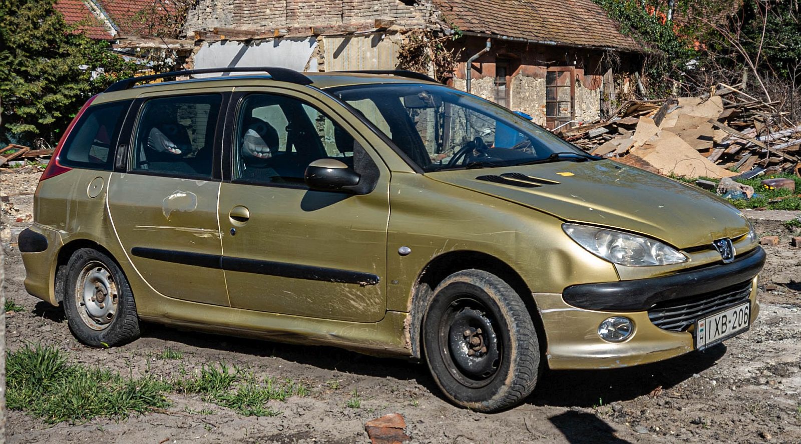 Hier ist ein Peugeot 206 SW in der Farbe Jaune Persepolis (Sahara Yellow) zu sehen. Die Aufnahme stammt von Mai, 2026.
