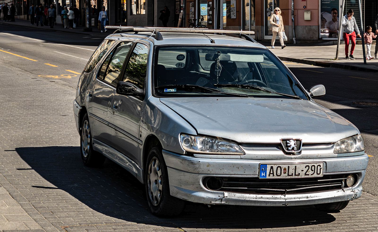 Hier ist ein Peugeot 306 SW zu sehen. Die Aufnahme stammt von M�rz, 2026.