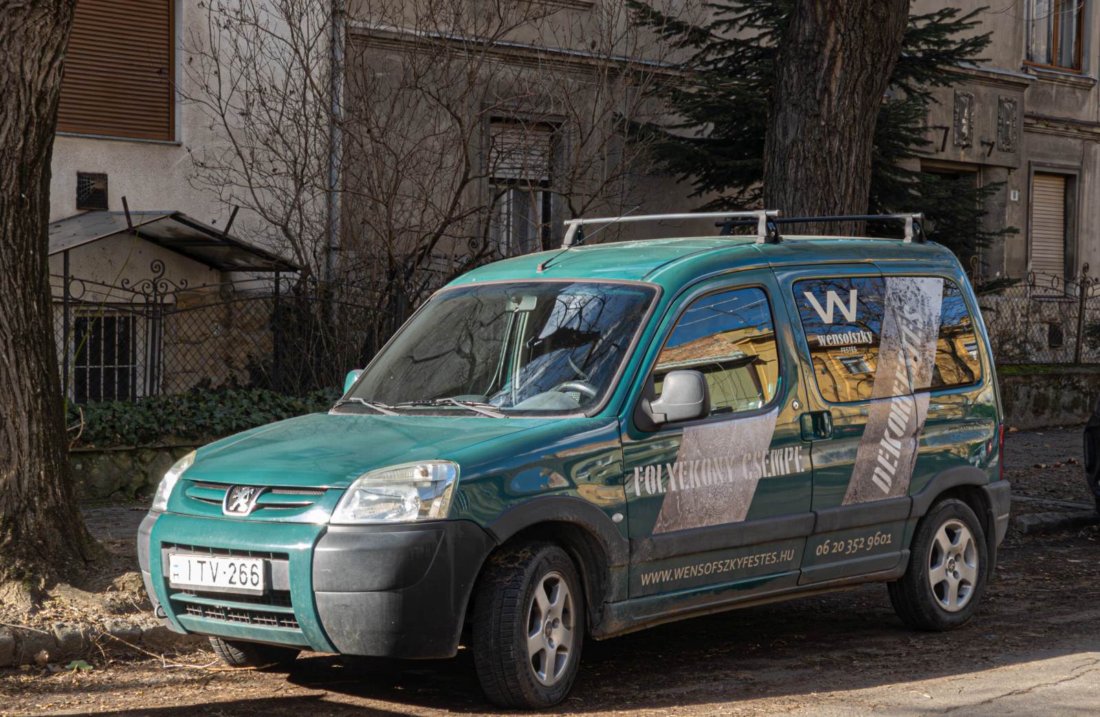 Hier ist ein Peugeot Parner Mk1 Facelift in der Farbe  Silverstone Green  zu sehen. Die Aufnahme stammt von 02.2026.