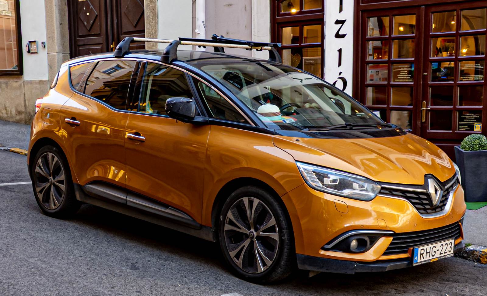 Hier ist ein Renault Scenic (vierte Generation) in der Farbe  Honey Yellow  zu sehen. Foto: Juli, 2023.