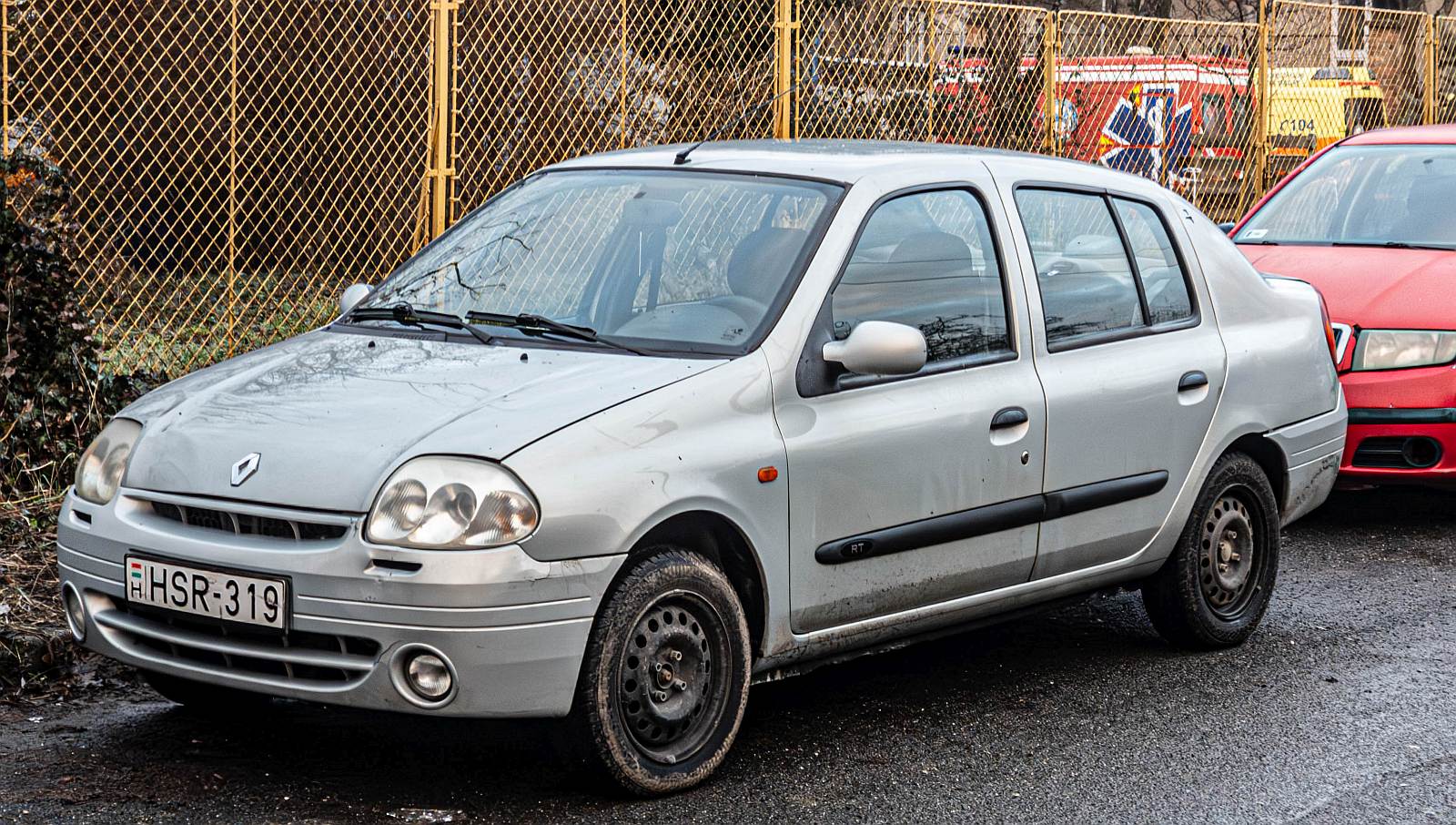 Hier ist ein Renault Thalia pre-Facelift zu sehen. Die Aufnahme stammt von 02.2026.