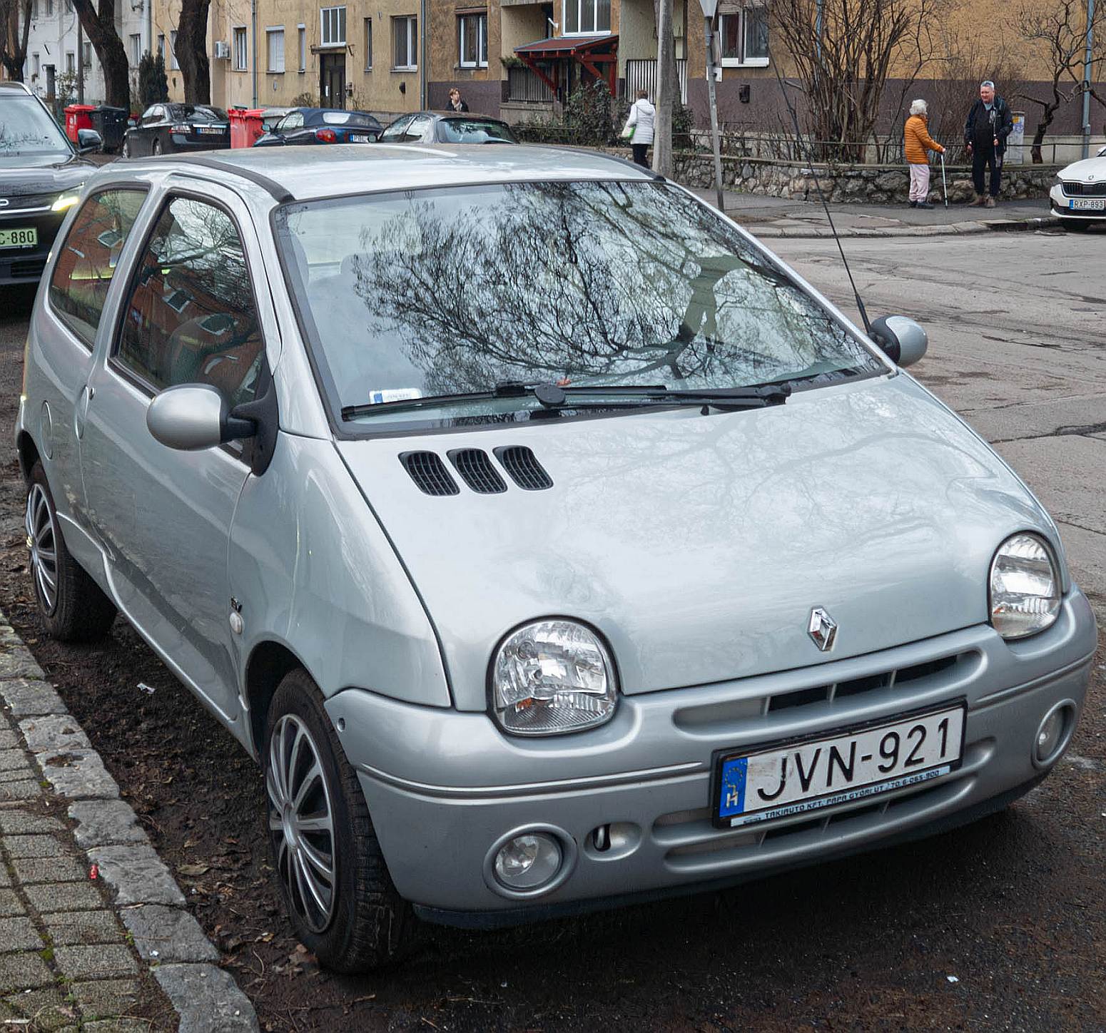 Hier ist ein Renault Twingo (erste Generation) zu sehen. Die Aufnahme stammt von 02.2026.
