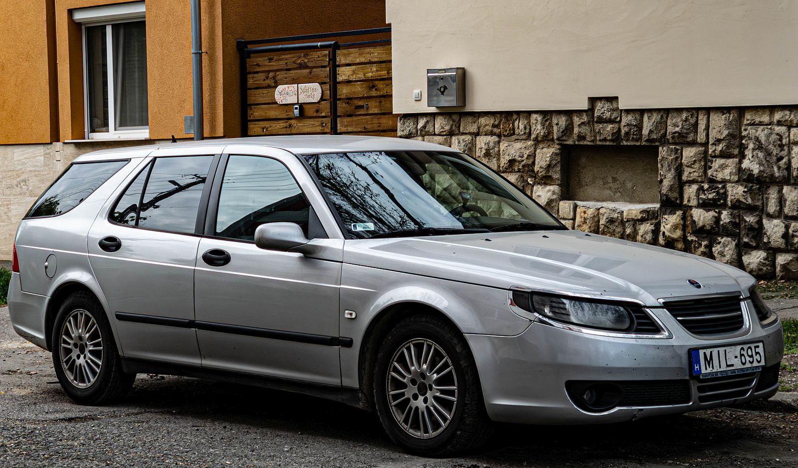 Hier ist ein Saab 9-5 Mk1 Combi Facelift zu sehen. Die Aufnahme stammt von Mai, 2026