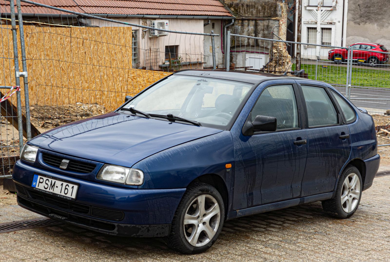 Hier ist ein Seat Cordoba Mk1 in der Farbe  Azul Brio  zu sehen. Die Aufnahme stammt von M�rz, 2026.