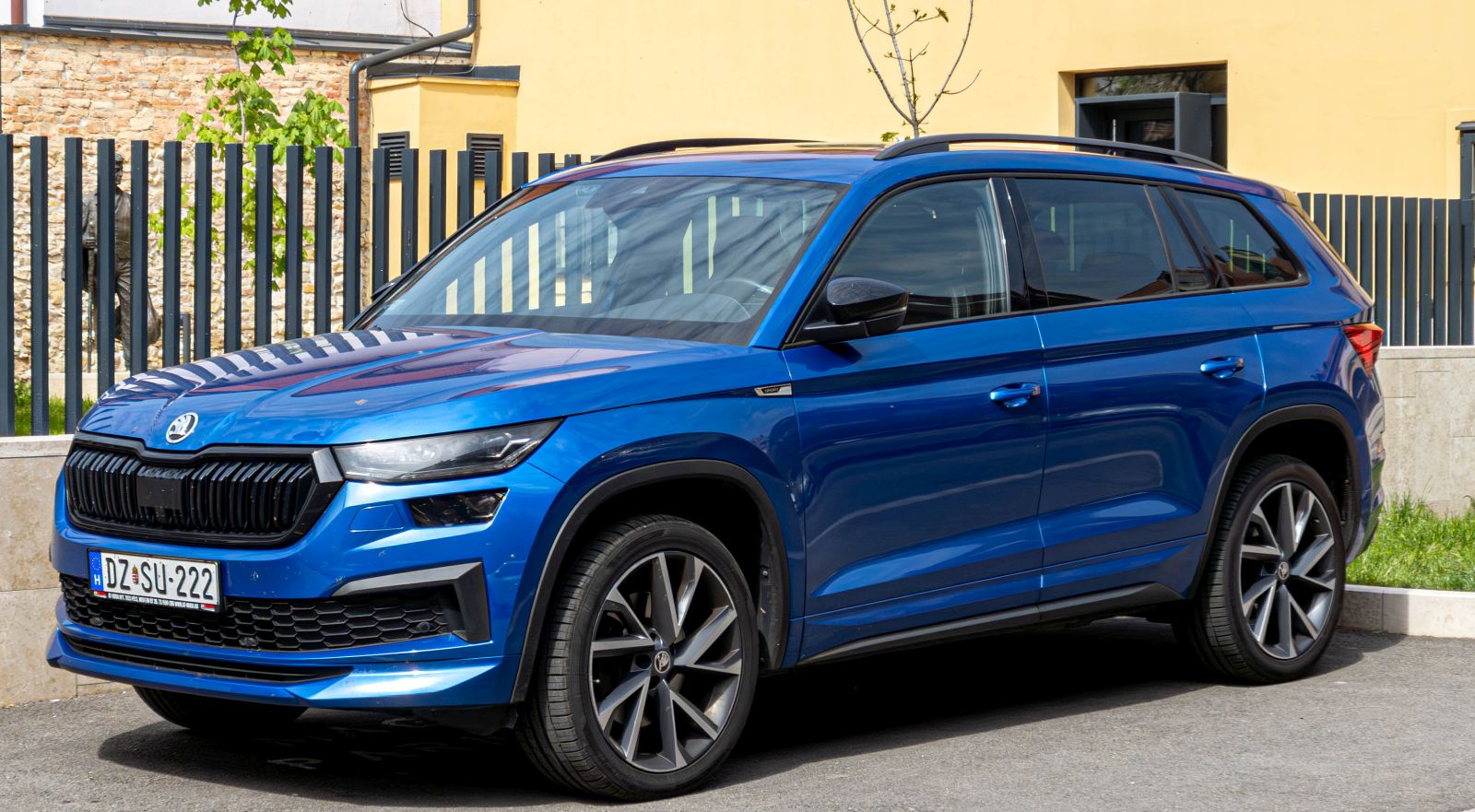 Hier ist ein Skoda Kodiaq (erste Generation, Facelift) in der Farbe Race Blue zu sehen. Die Aufnahme stammt von Mai, 2026.