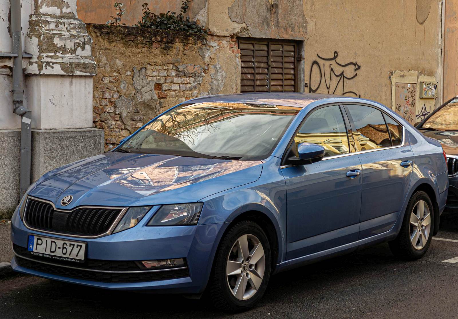 Hier ist ein Skoda Octavia Mk3 Facelift (Farbe: Denim Blue) zu sehen. Die Aufnahme stammt von M�rz, 2026.
