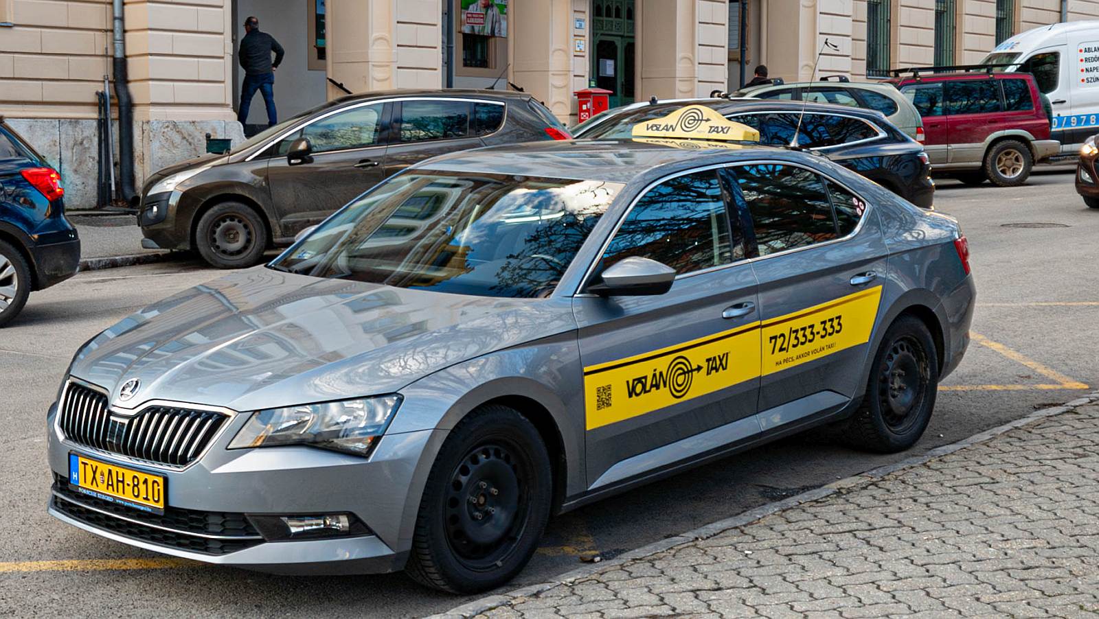 Hier ist ein Skoda Superb (dritte Generation) als Taxi zu sehen. Die Aufnahme stammt von 02.2026.