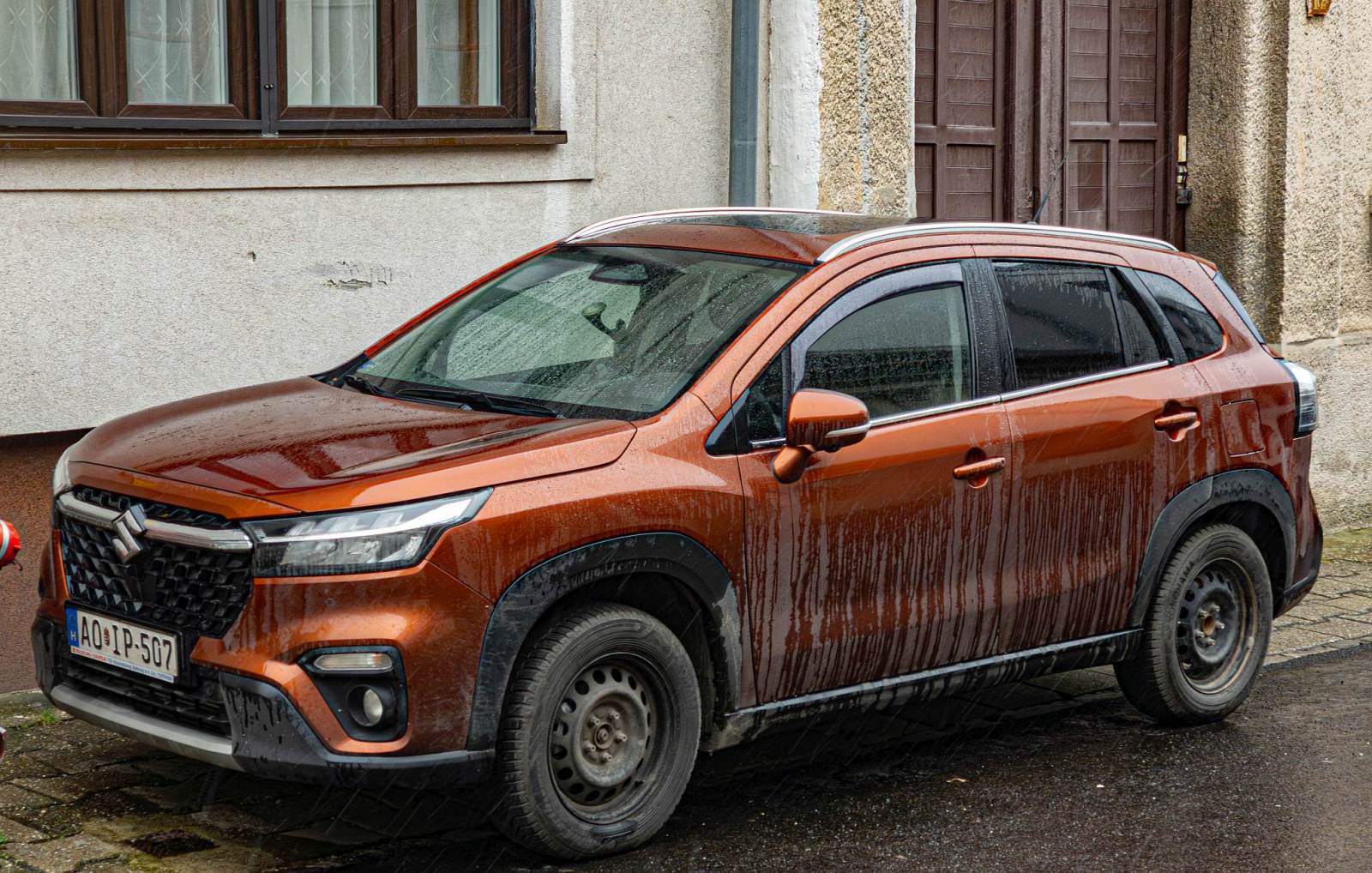 Hier ist ein Suzuki S-Cross in der Farbe Canyon Brown zu sehen. Die Aufnahme stammt von 02.2026.