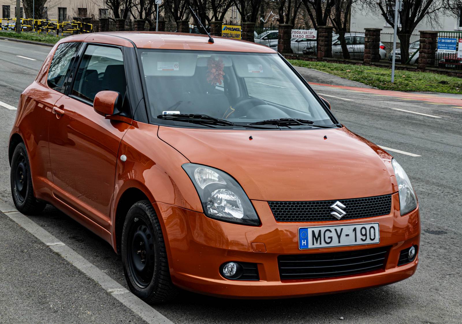 Hier ist ein Suzuki Swift Mk3 in der Farbe Garnet Orange zu sehen. Foto: 02.2026