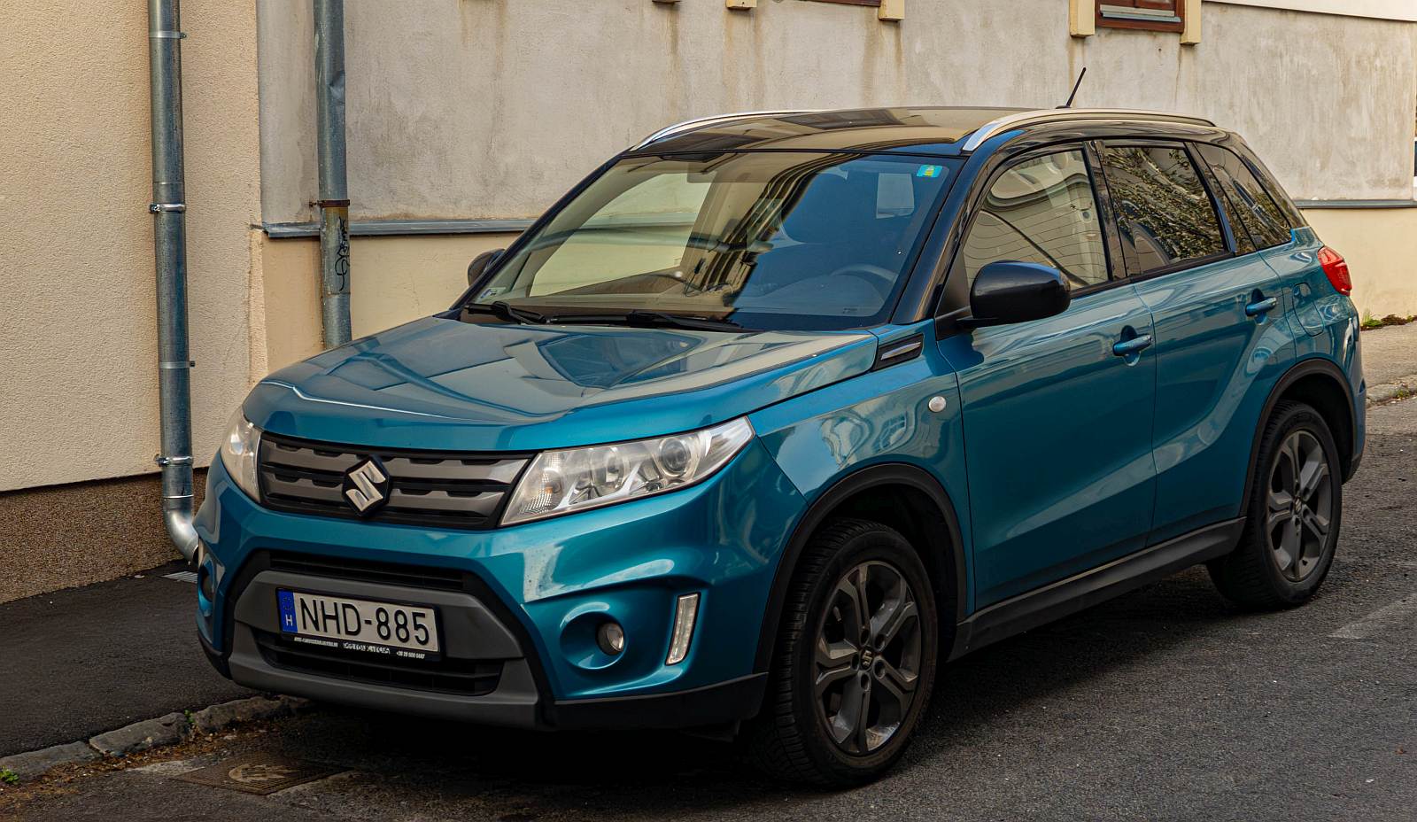 Hier ist ein Suzuki Vitara (LY -ab 2015). Lackierung: Atlantis Turquoise. Foto: M�rz, 2026.