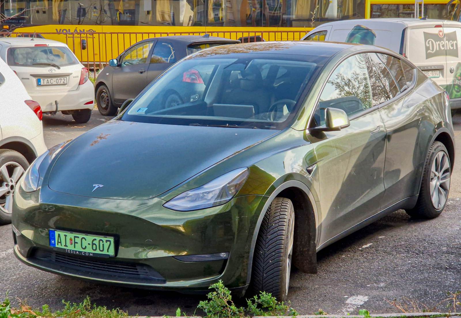 Hier ist ein Tesla Model Y in grün zu sehen. Die Aufnahme stammt vom November, 2025.