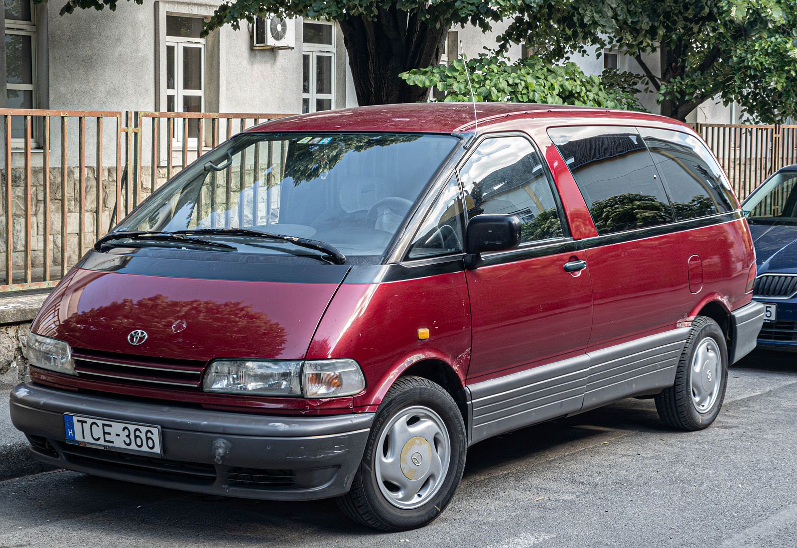 Hier ist ein Toyota Previa (erste Generation) in rot metallic zu sehen. Foto: 05.2026