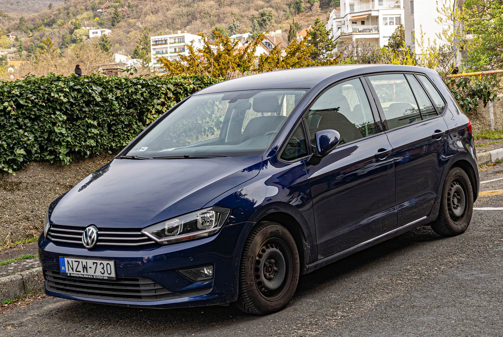 Hier ist ein VW Golf Sportsvan in der Farbe Atlantic Blue zu sehen. Die Aufnahme stammt von M�rz, 2026