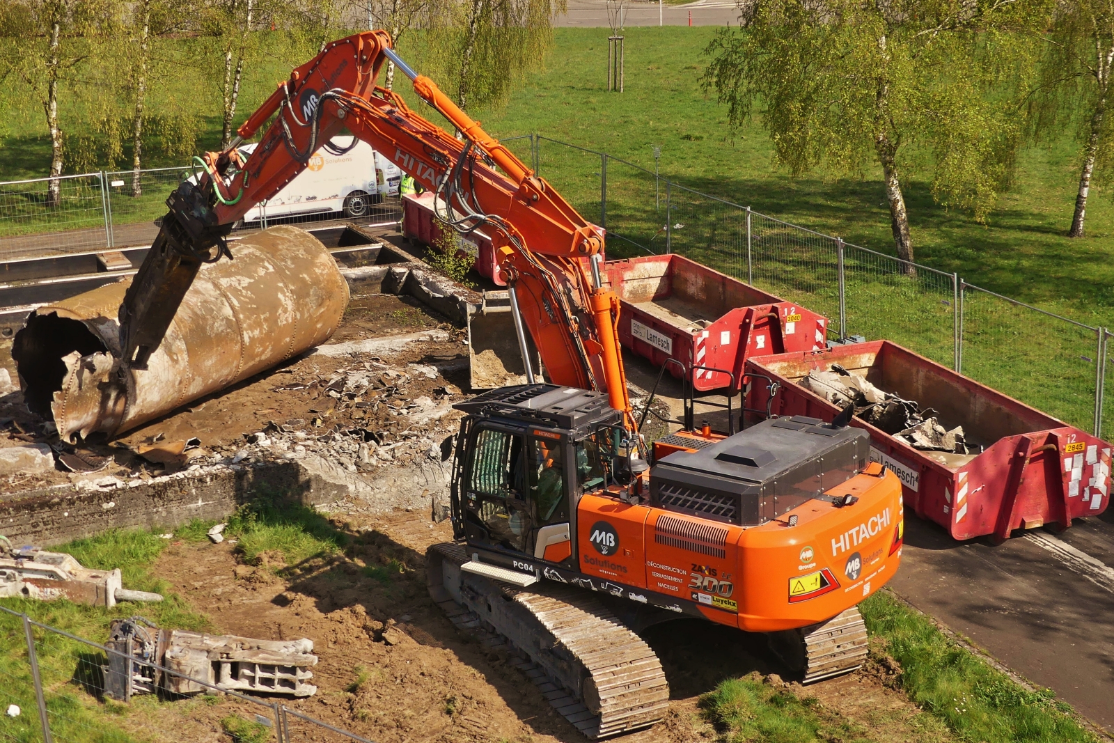 Hitachi Zaxis 300 LC, Raupenbagger, zerlegt einen gro�en Beh�lter. 04.2026