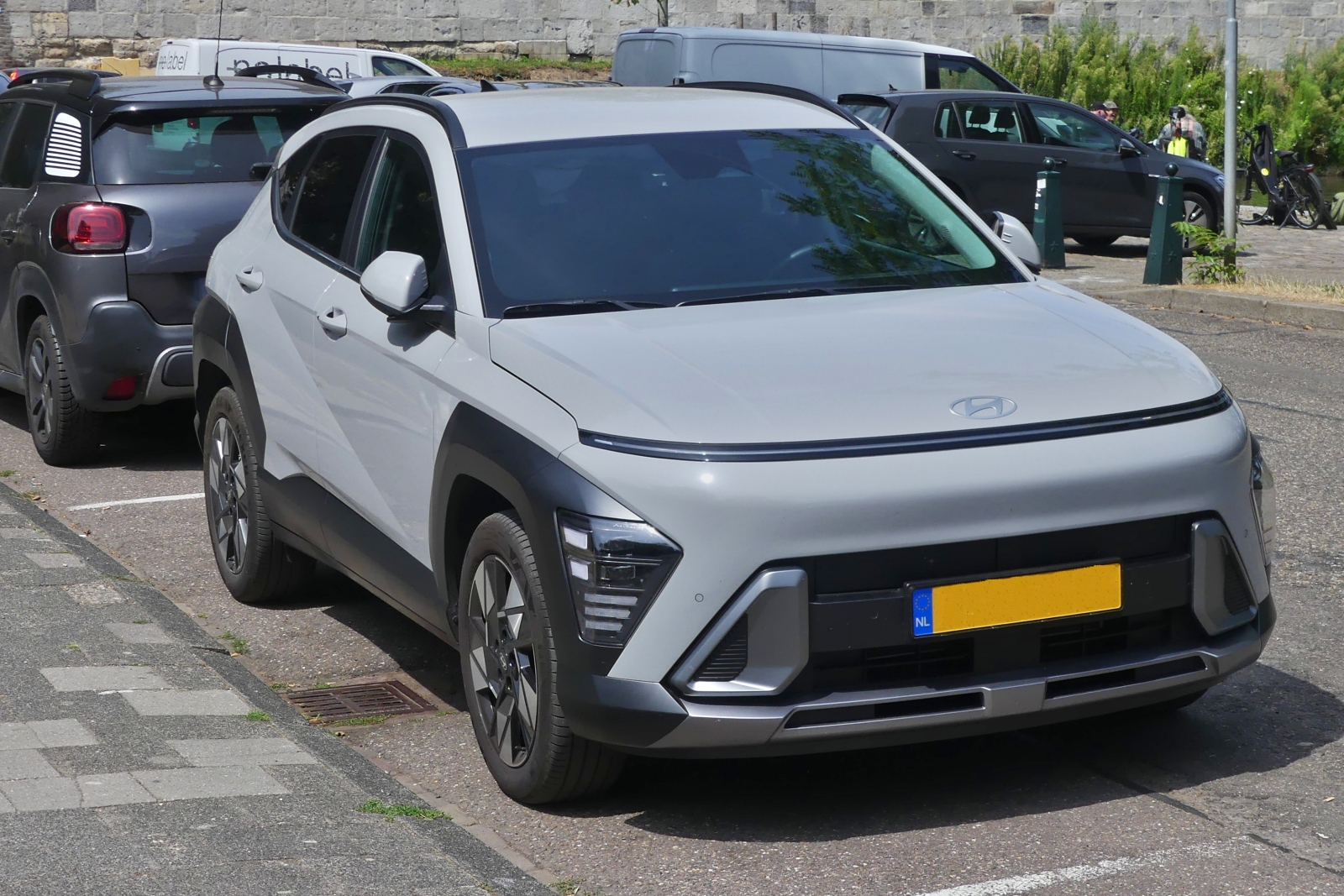 Hyundai Kona, steht am Stra�enrand. 07.2026 