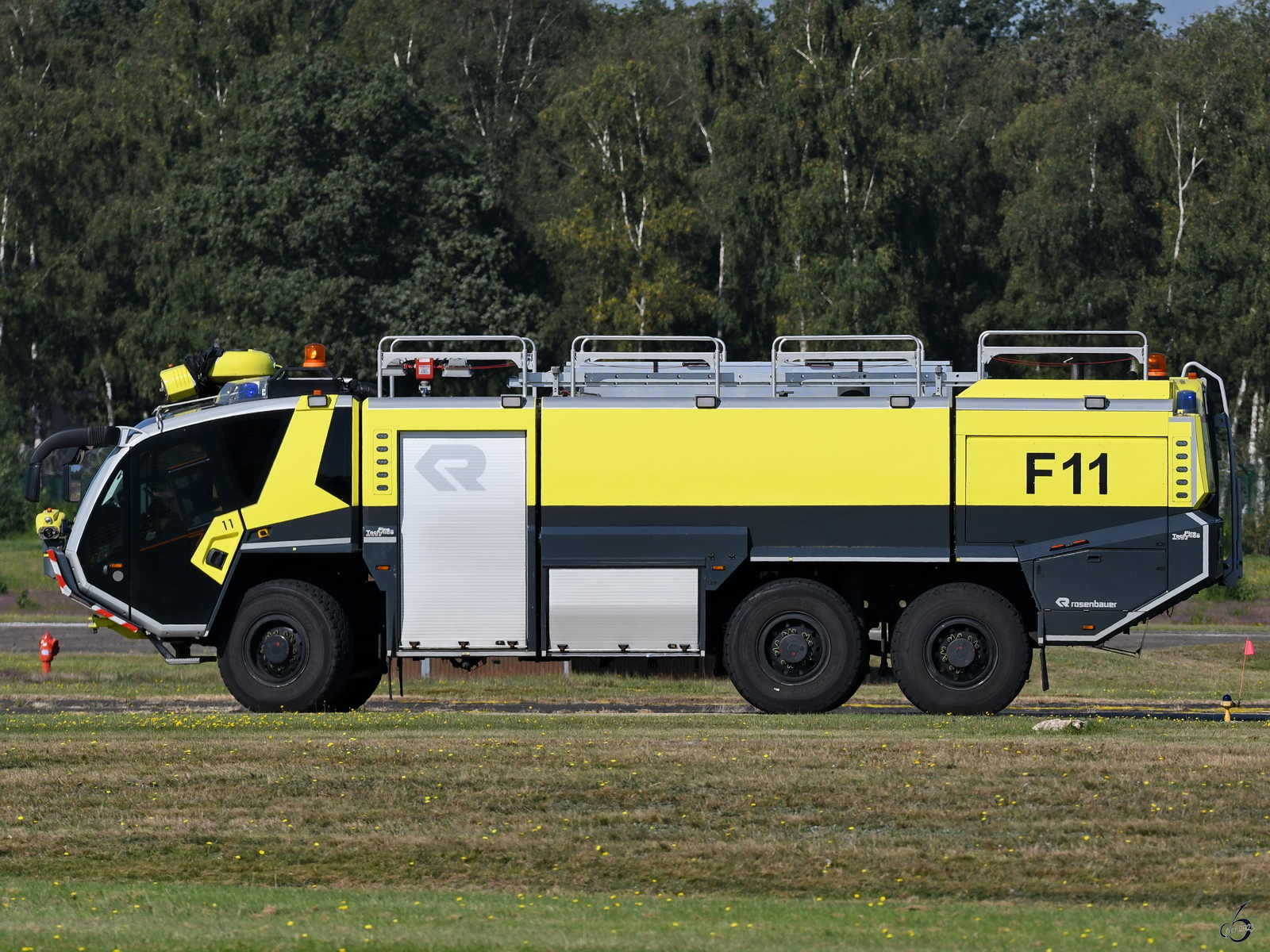 Im Bild das 2014 gebaute Flugfeldlöschfahrzeug F11 vom Typ Panther 6x6 CA-5 36.700 der Firma Rosenbauer. (Kleine Brogel, September 2023)