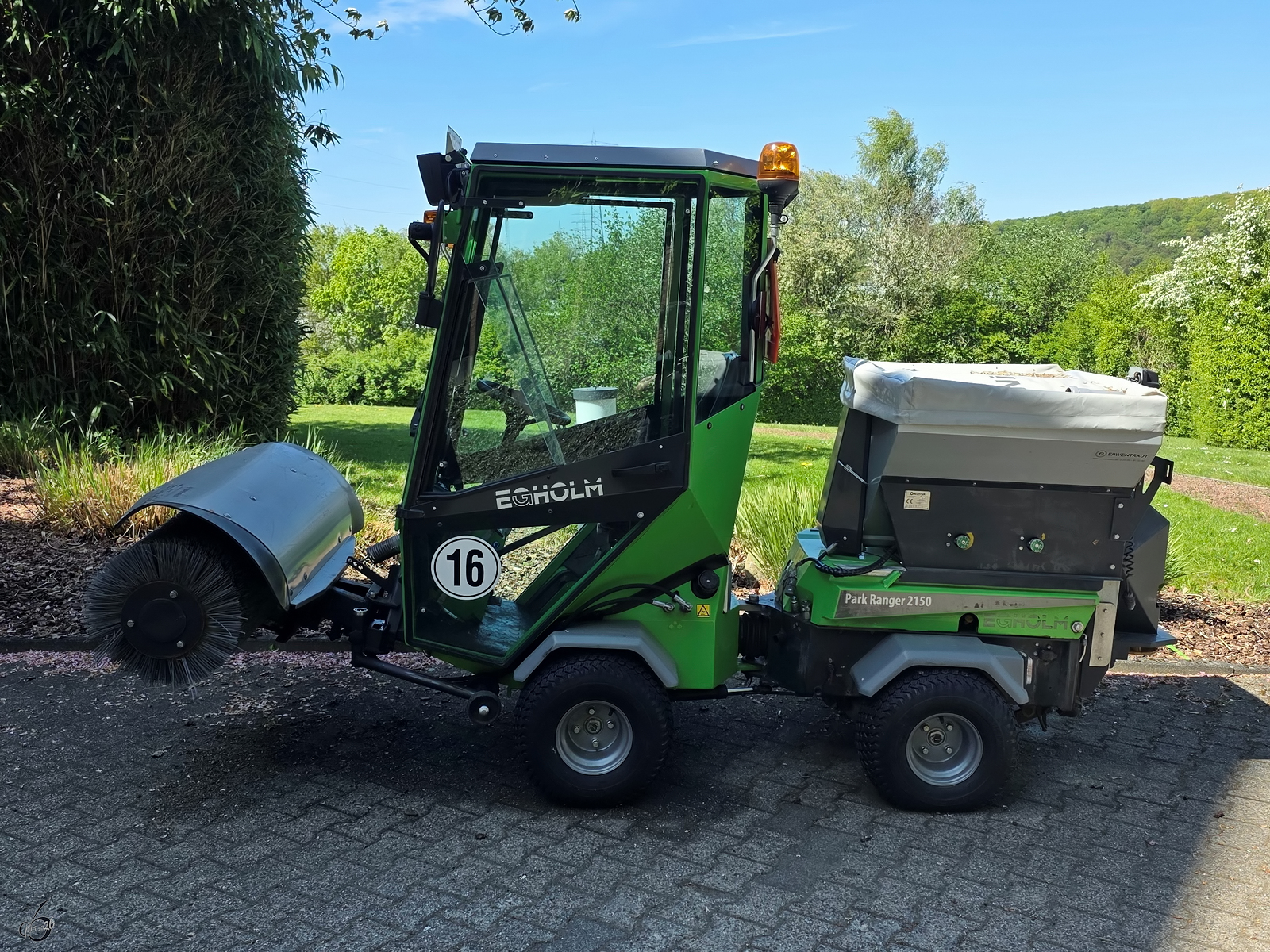 Im Bild ein Kommunalfahrzeug des Typs EGHOLM Park Ranger 2150. (Hattingen, April 2026)