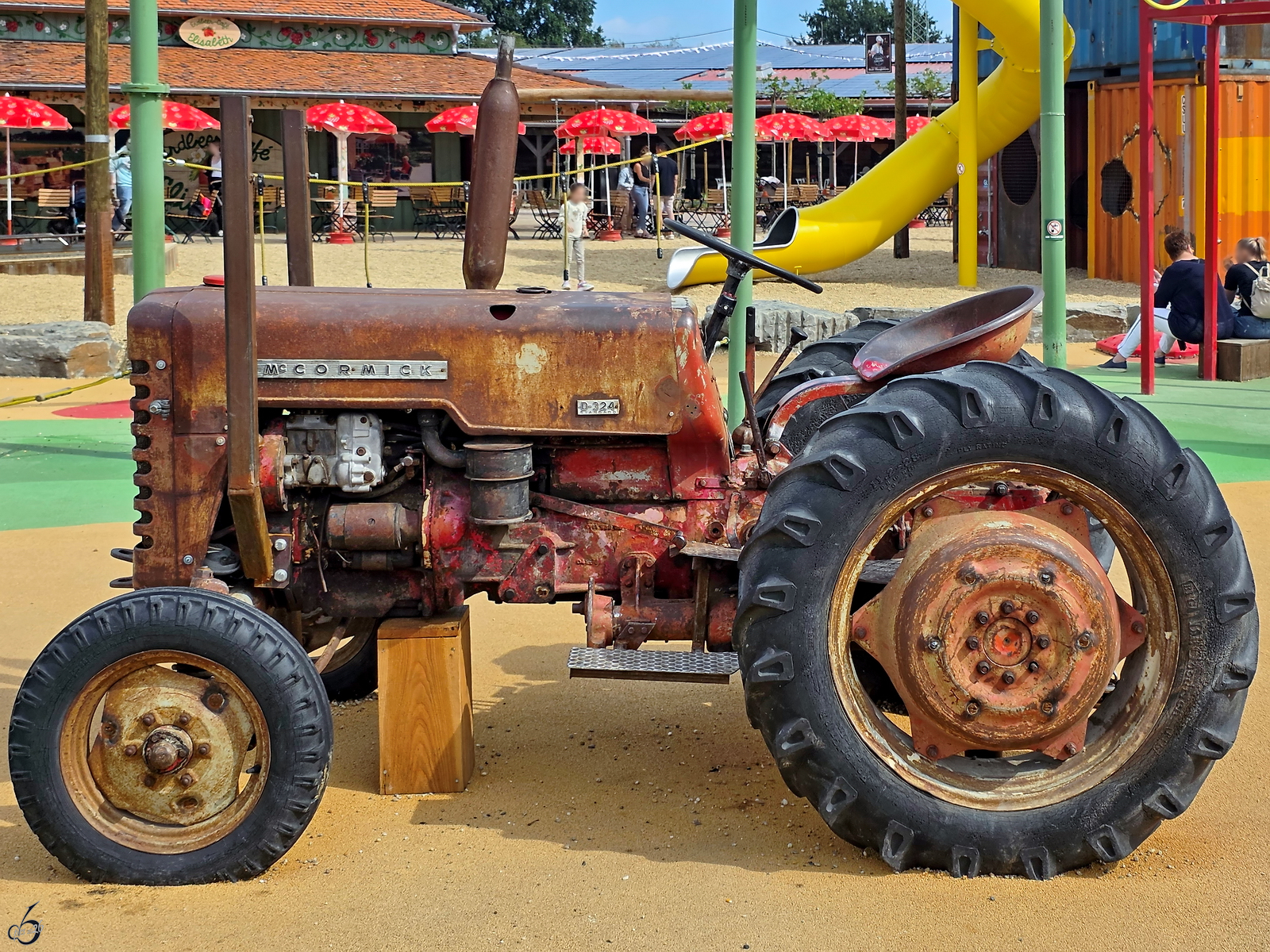 Im Bild ein McCormick-Traktor vom Typ D324 Standard. (Karls Erlebnis-Dorf Oberhausen, September 2026)