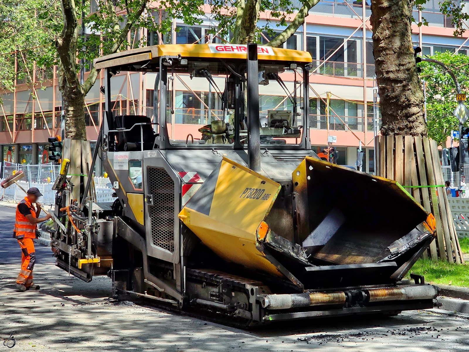 Im Bild ein Volvo P7820D ABG, ein Asphaltfertiger mit Raupenantrieb, welcher Ende Mai 2026 in Bochum zum Einsatz kam.