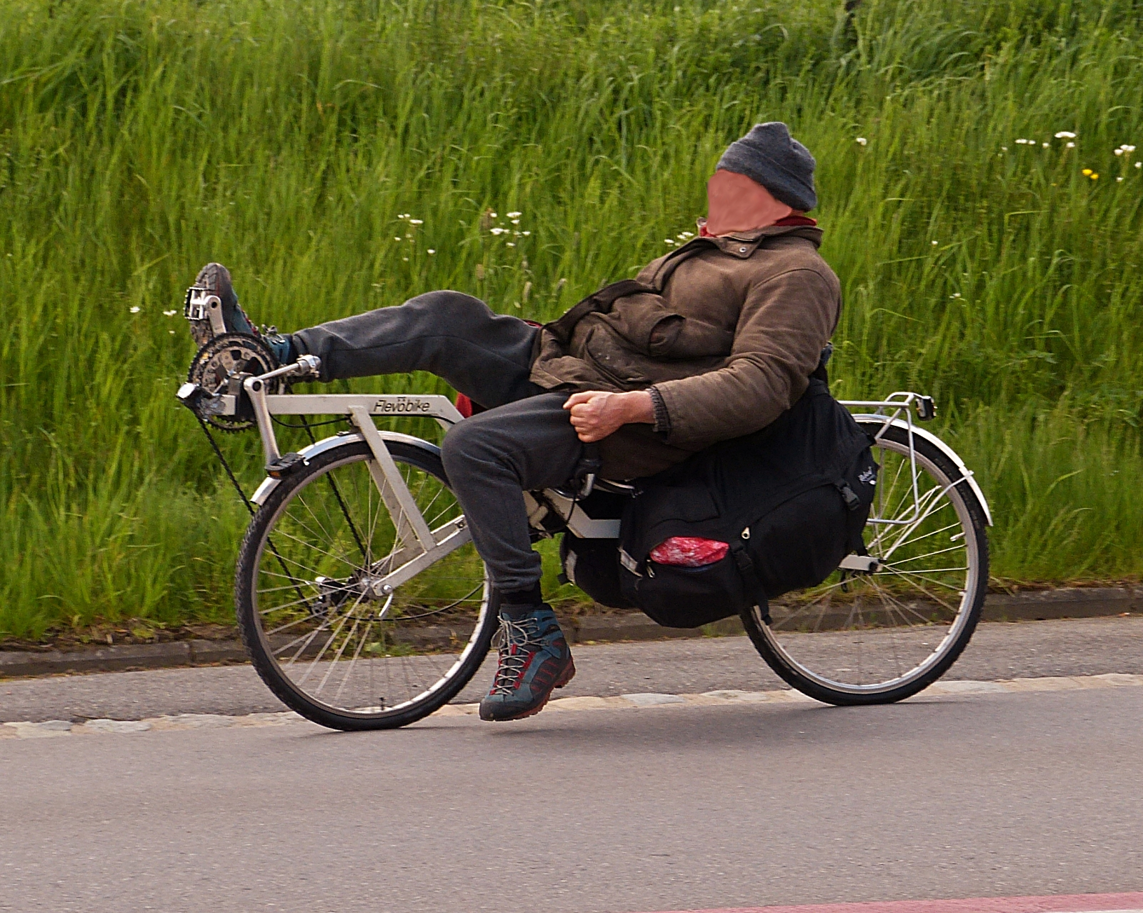 In gemächlichem Tempo fährt dieser Fahrradfahrer auf seinem Liegefahrrad mir vor die Linse. 05.2023