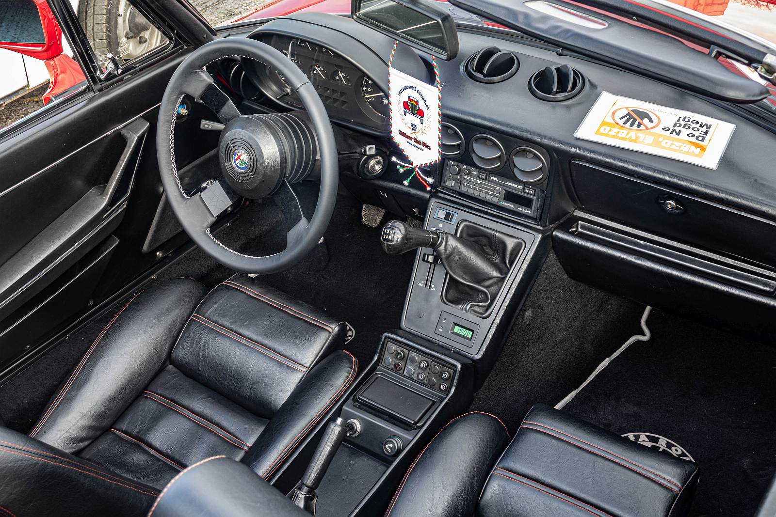 Interieur eines Alfa-Romeo Spider (dritte Generation). Besonders interessant finde ich die Positionierung des Schalthebels. Foto: 03.2024