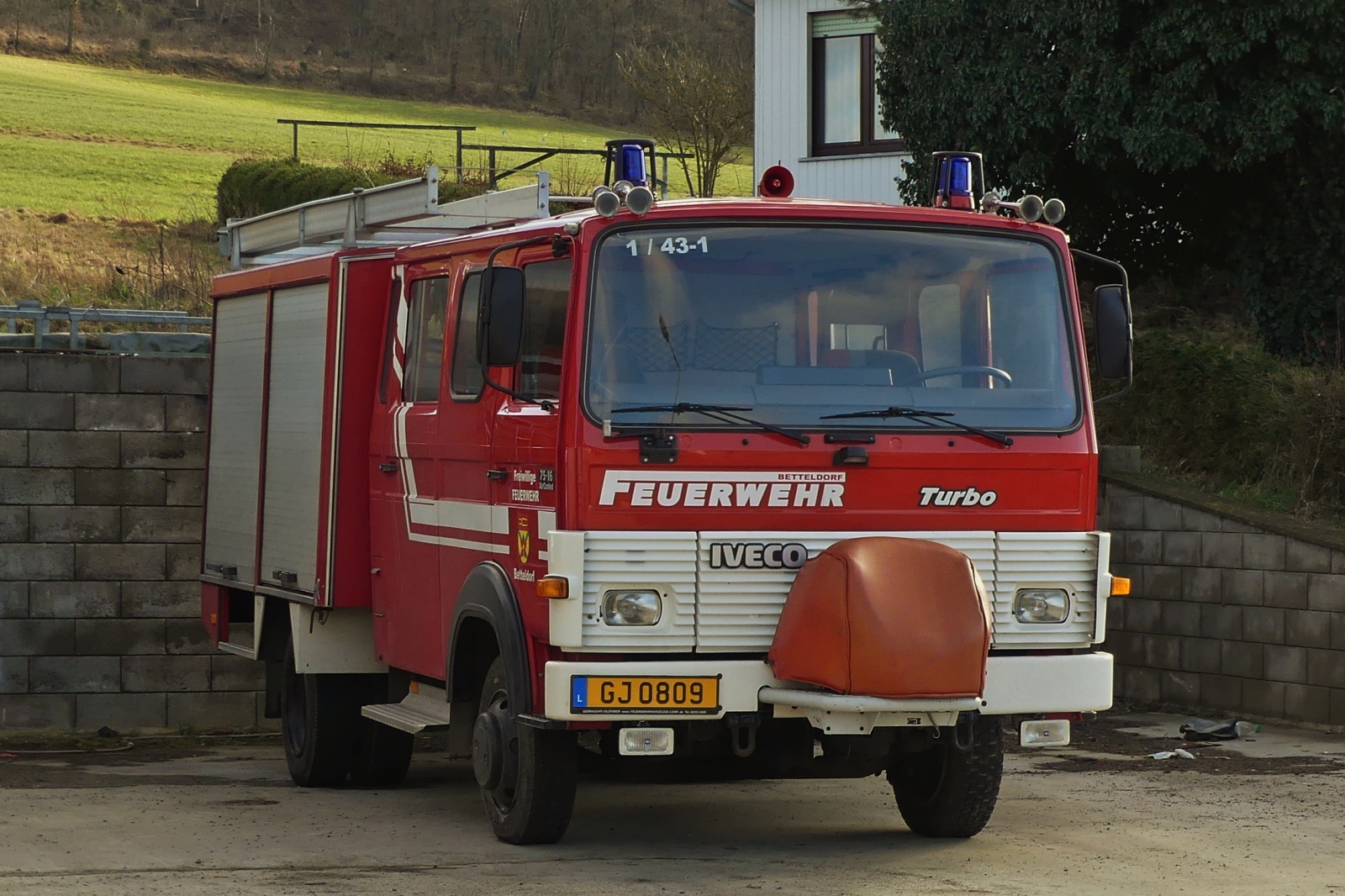 Iveco 75-16 gehörte früher der Freiwilligen Feuerwehr Betteldorf, steht auf einem Betriebshof nahe Wiltz, wo vom Aufbau die Inneneinrichtung ausgebaut wird. 01.2024