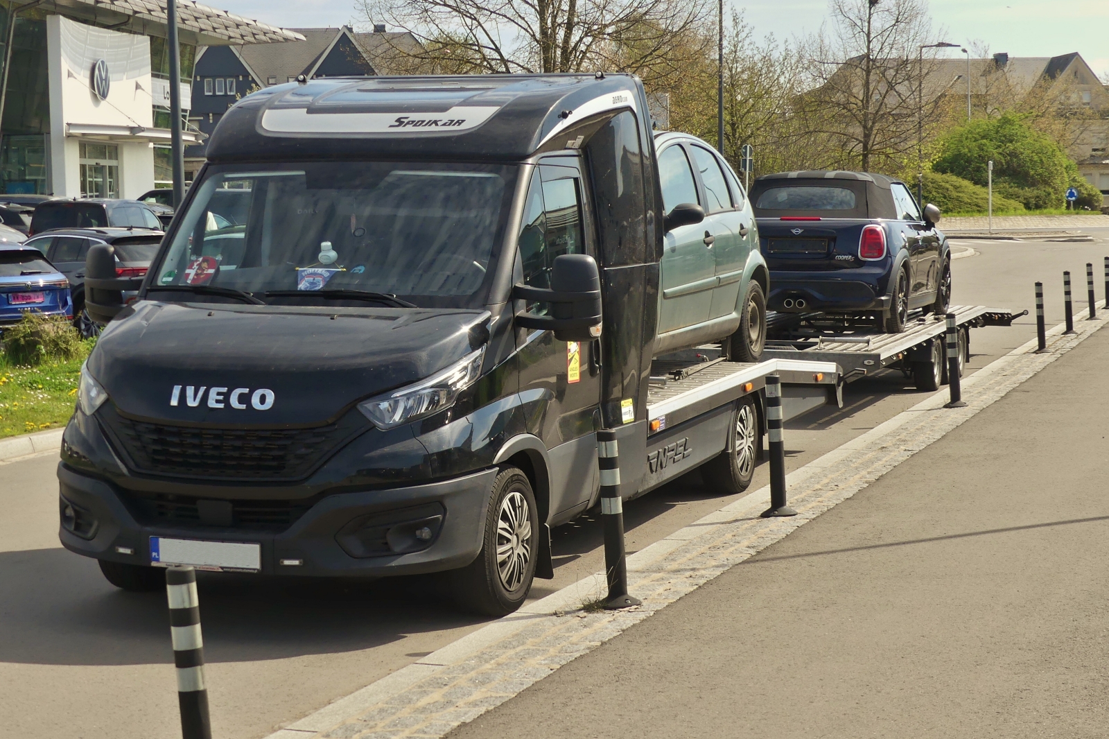Iveco Daily, Autotransporter, stand am Straßenrand. 04.2025 