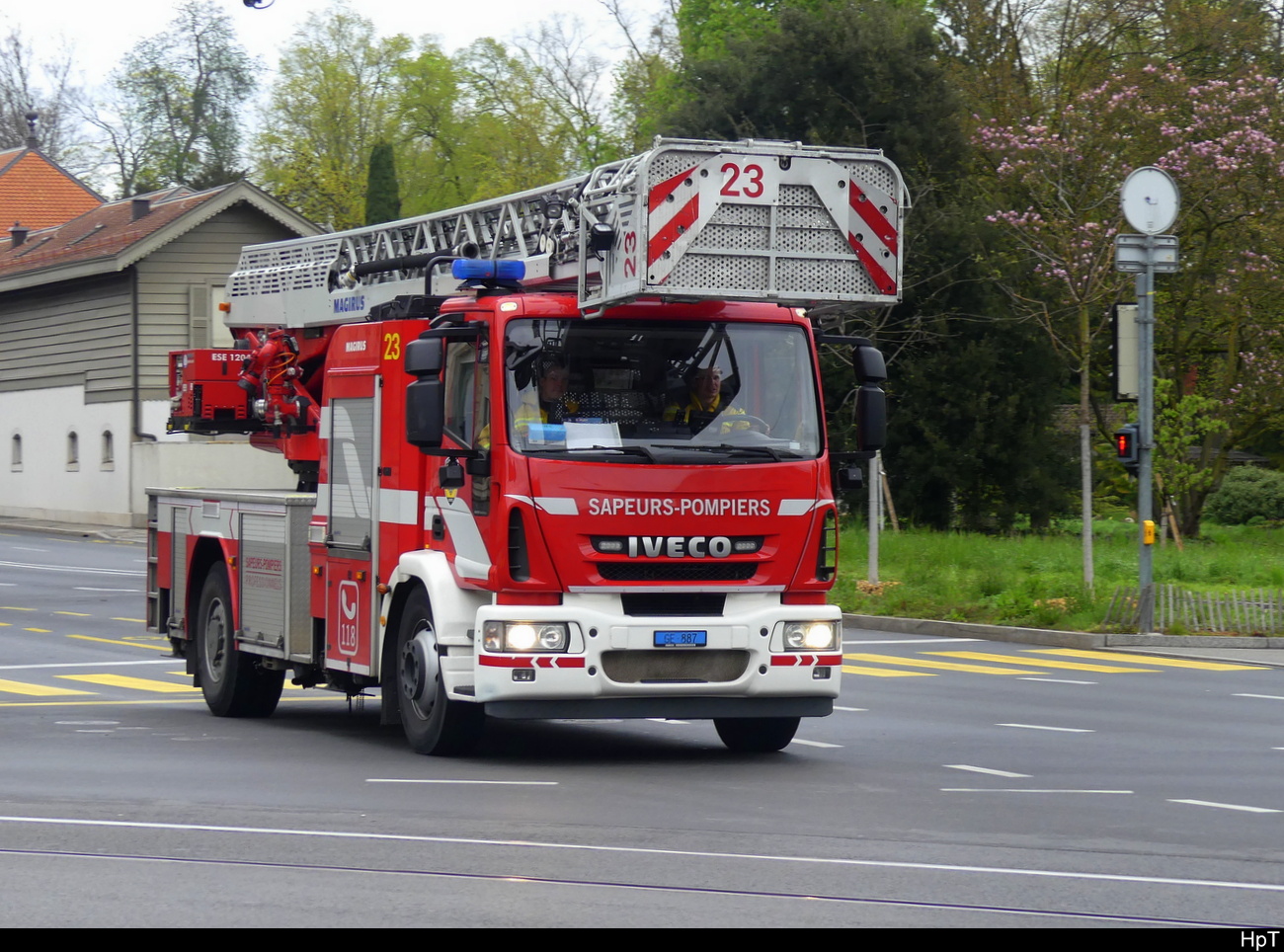 Iveco Feuerwehr Drehleiter unterwegs in der Stadt Genf am 16.04.2023