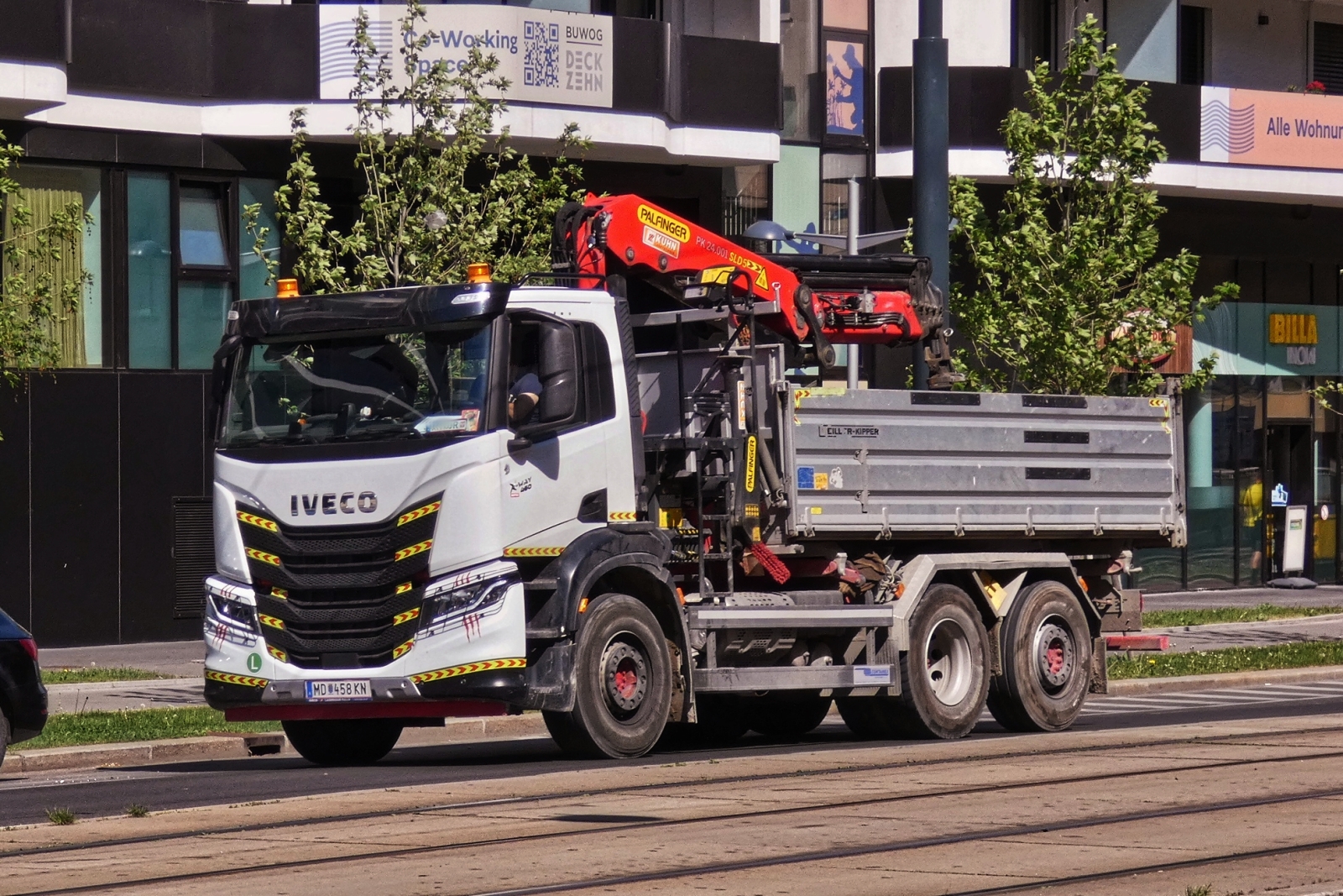 IVECO Kipper mit Kranaufbau, auf dem Weg zur n�chsten Baustelle. 05.2026
