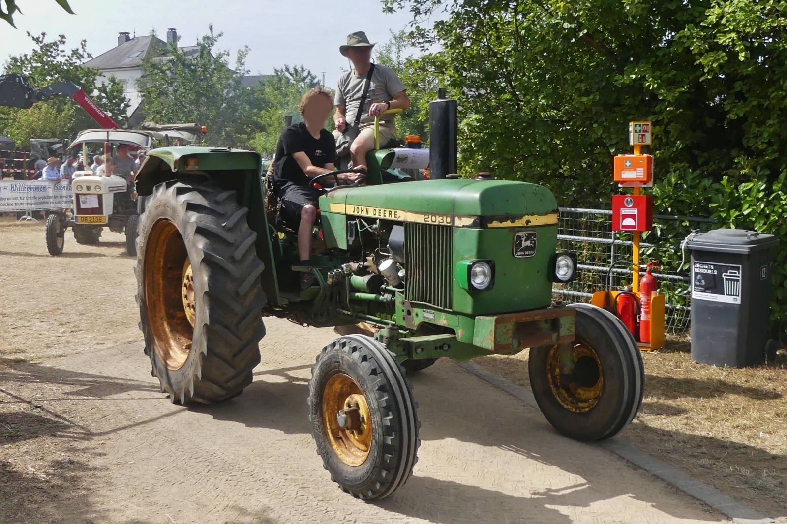 John Deere 2030, gesehen bei der Rundfahrt beim Traktorentreffen in Keispelt. 09.08.2026