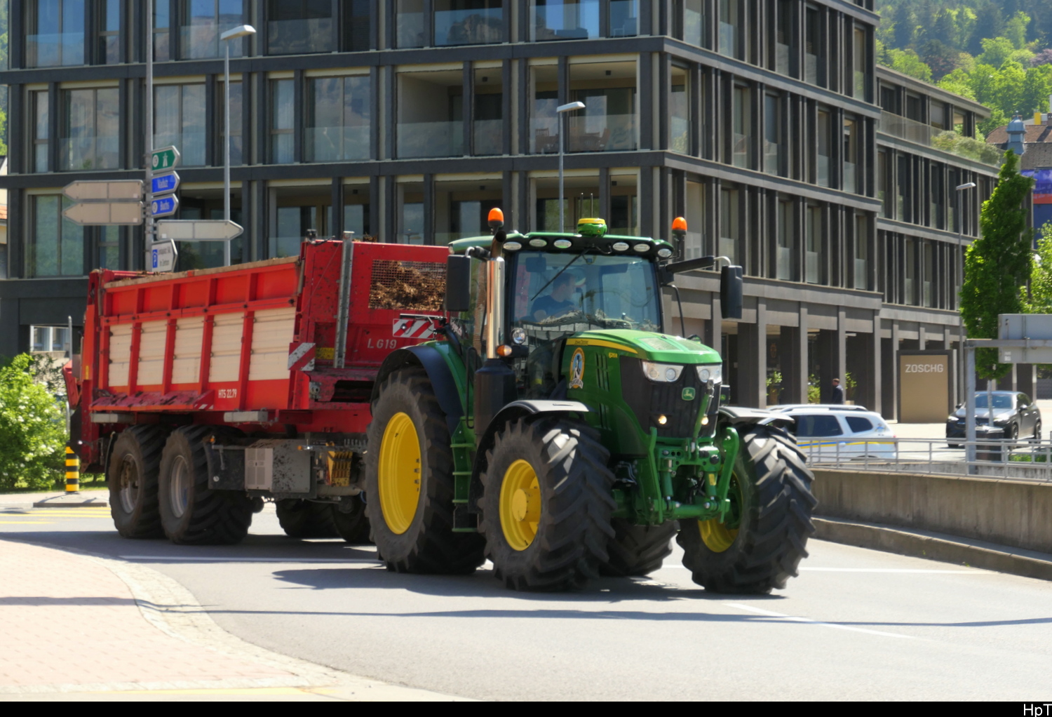 John Deere 6215R unterwegs in Schaan am 30.04.2026