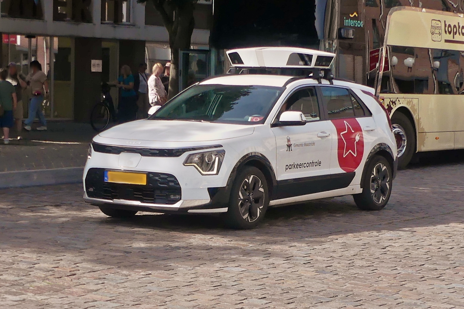 KIA Niro EV, unterwegs in den Stra�en von Maastricht zur Parkausweis Kontrolle. 07.2026