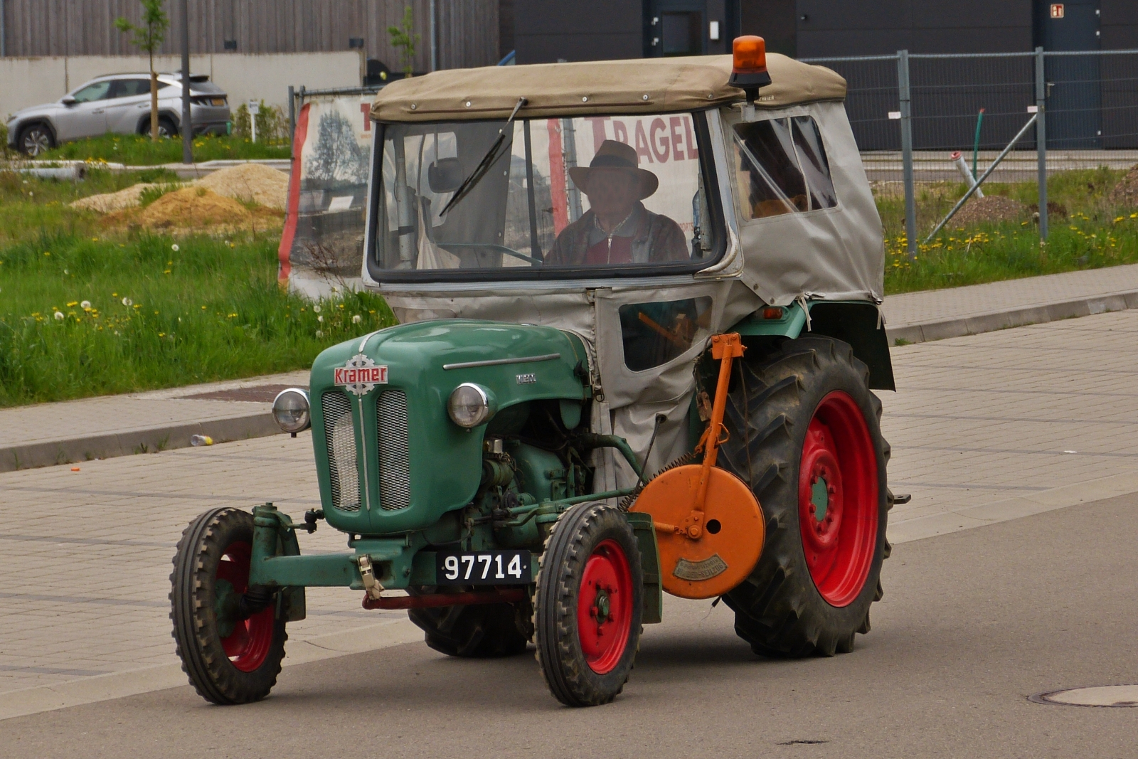 Kramer Traktor, war bei der Rundfahrt durch die Gemeinde Esch Sauer mit dabei. 09.05.2023