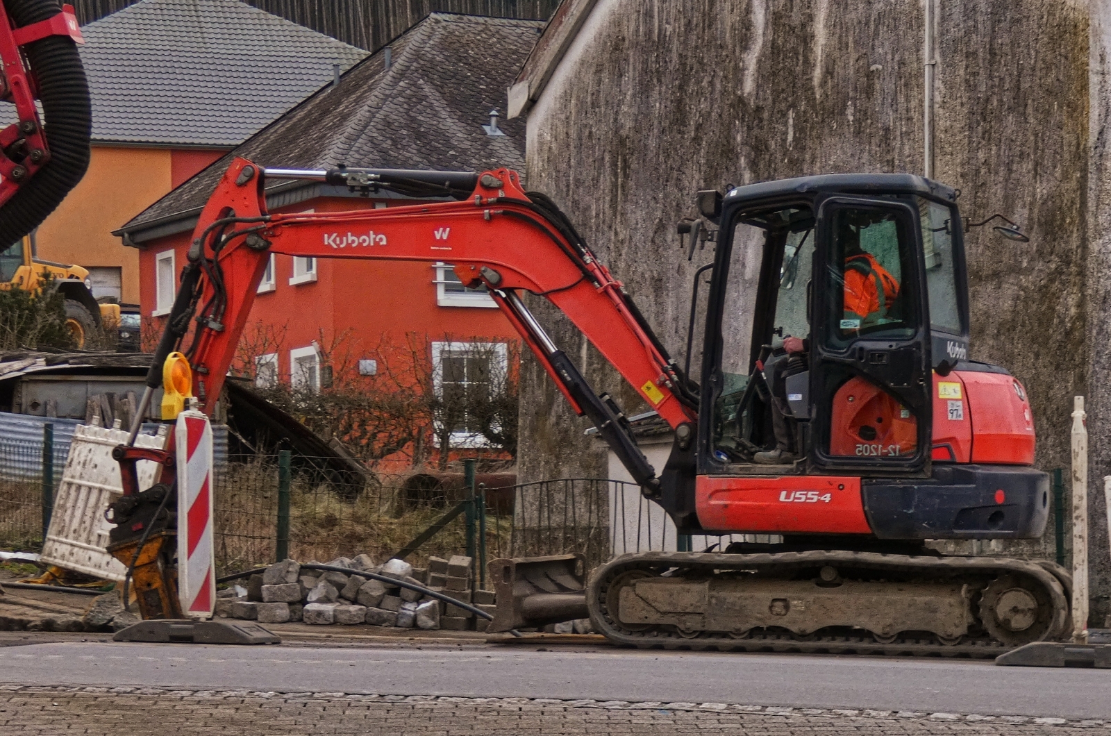 Kubota U55-4 Raupenbagger, lockert das Gestein im Graben welches dann mit dem Saugrohr vom LKW entnommen wird. 01.2025