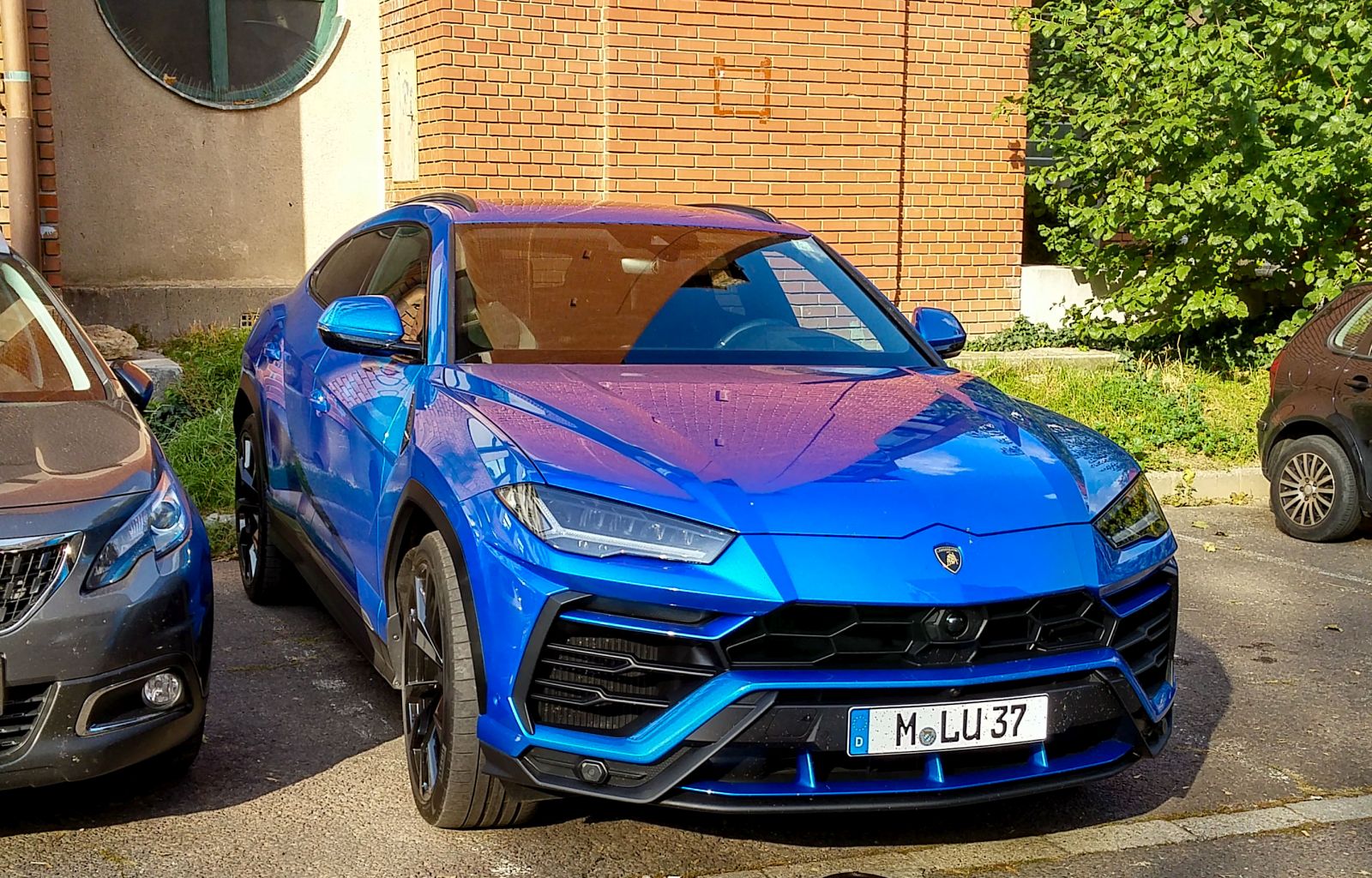 Lamborghini urus in der Farbe Blu Eleos. Foto: 10.2021.