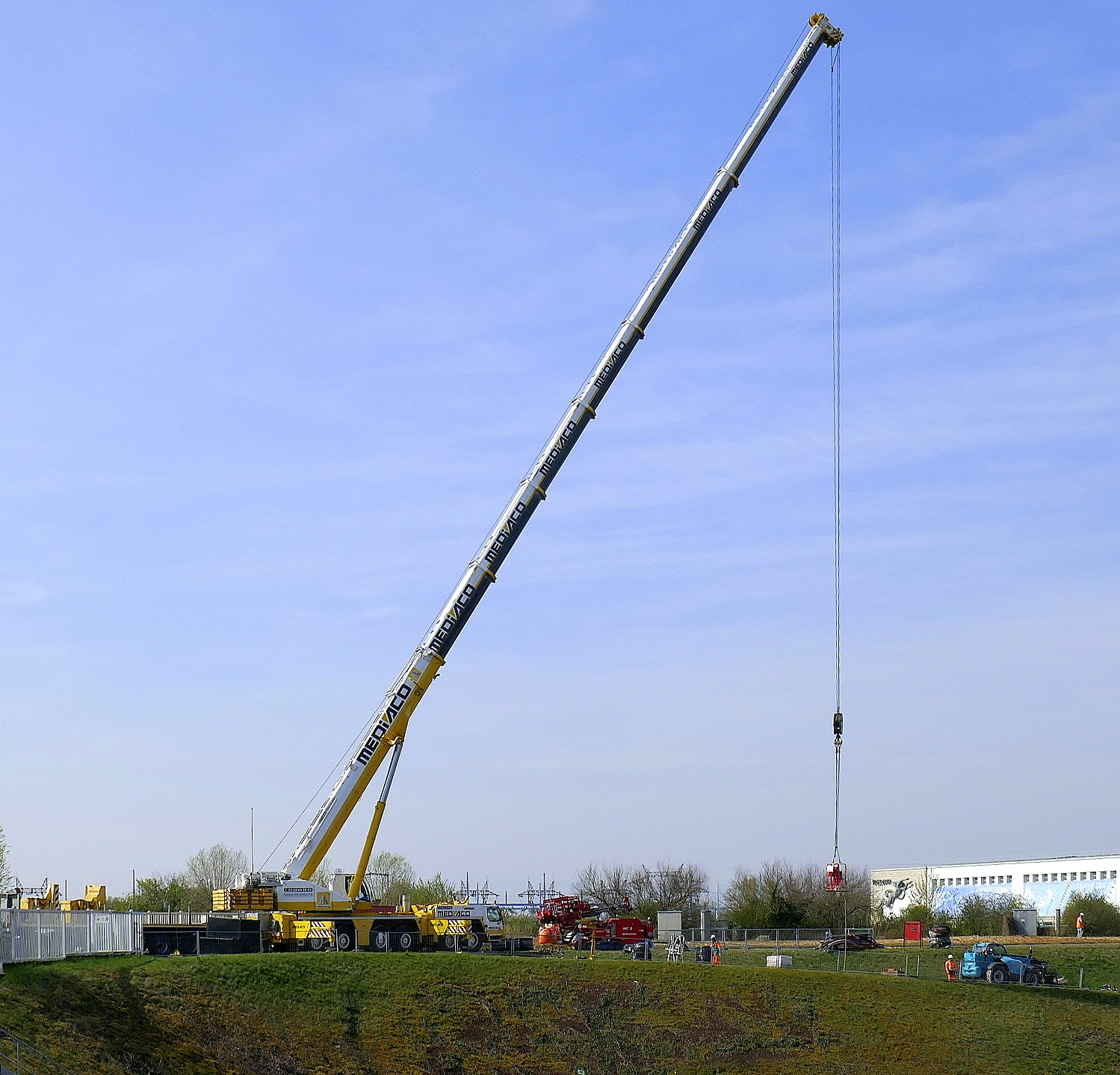 Liebherr-Autokran im Einsatz an der Rheinschleuse Vogelgr�n/Elsa�, Juni 2026