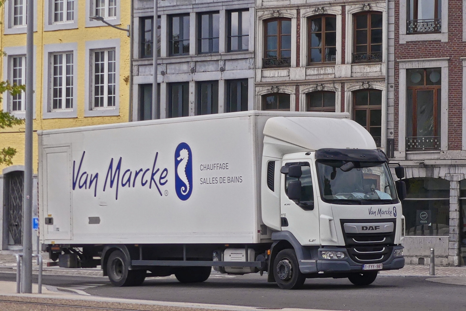 LKW Daf mit Kastenaufbau, unterwegs in den Stra�en von L�ttich. 09.2026 