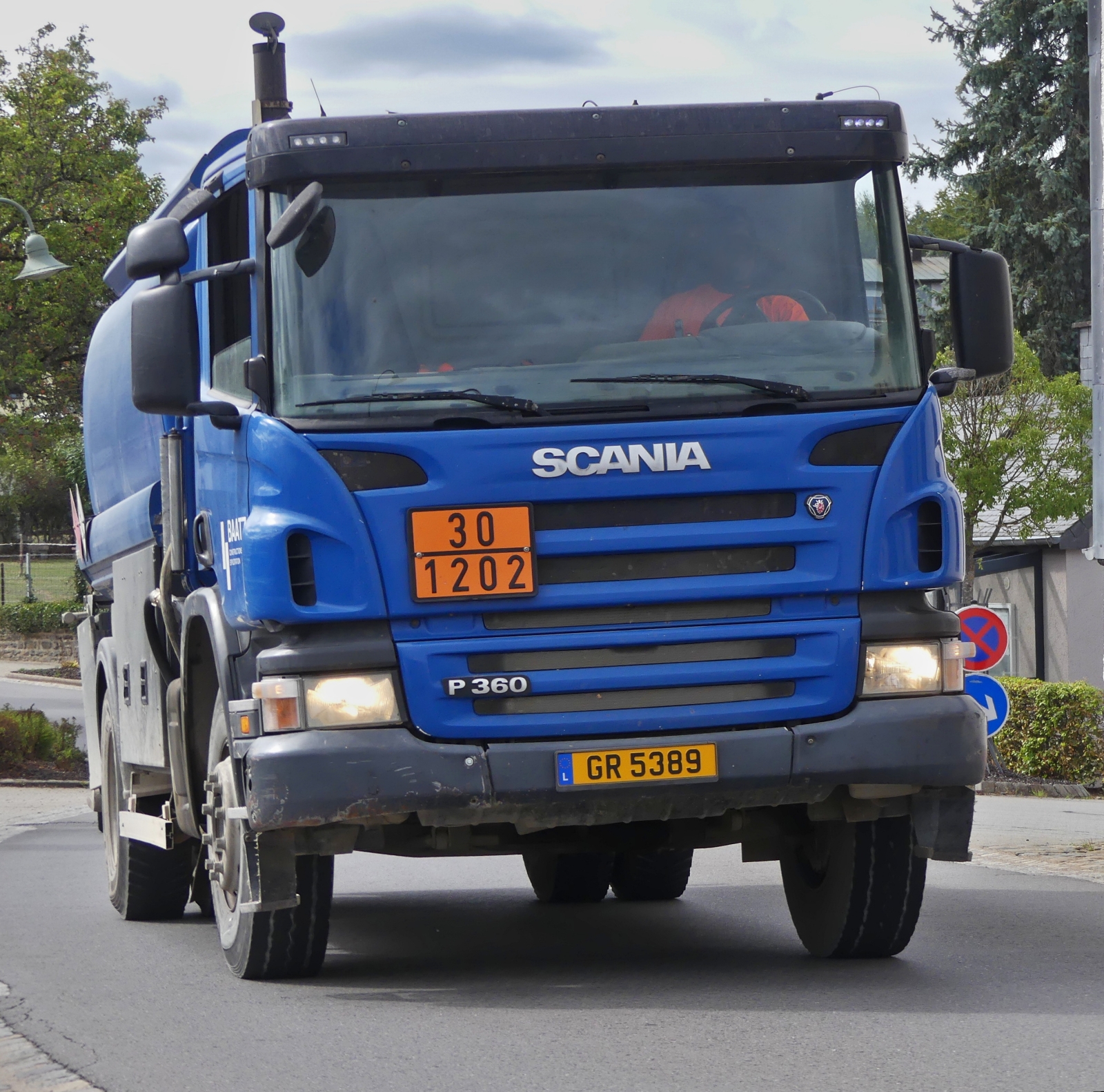 LKW Scania P160 mit Tankaufbau, im Bild festgehalten 09.2026 