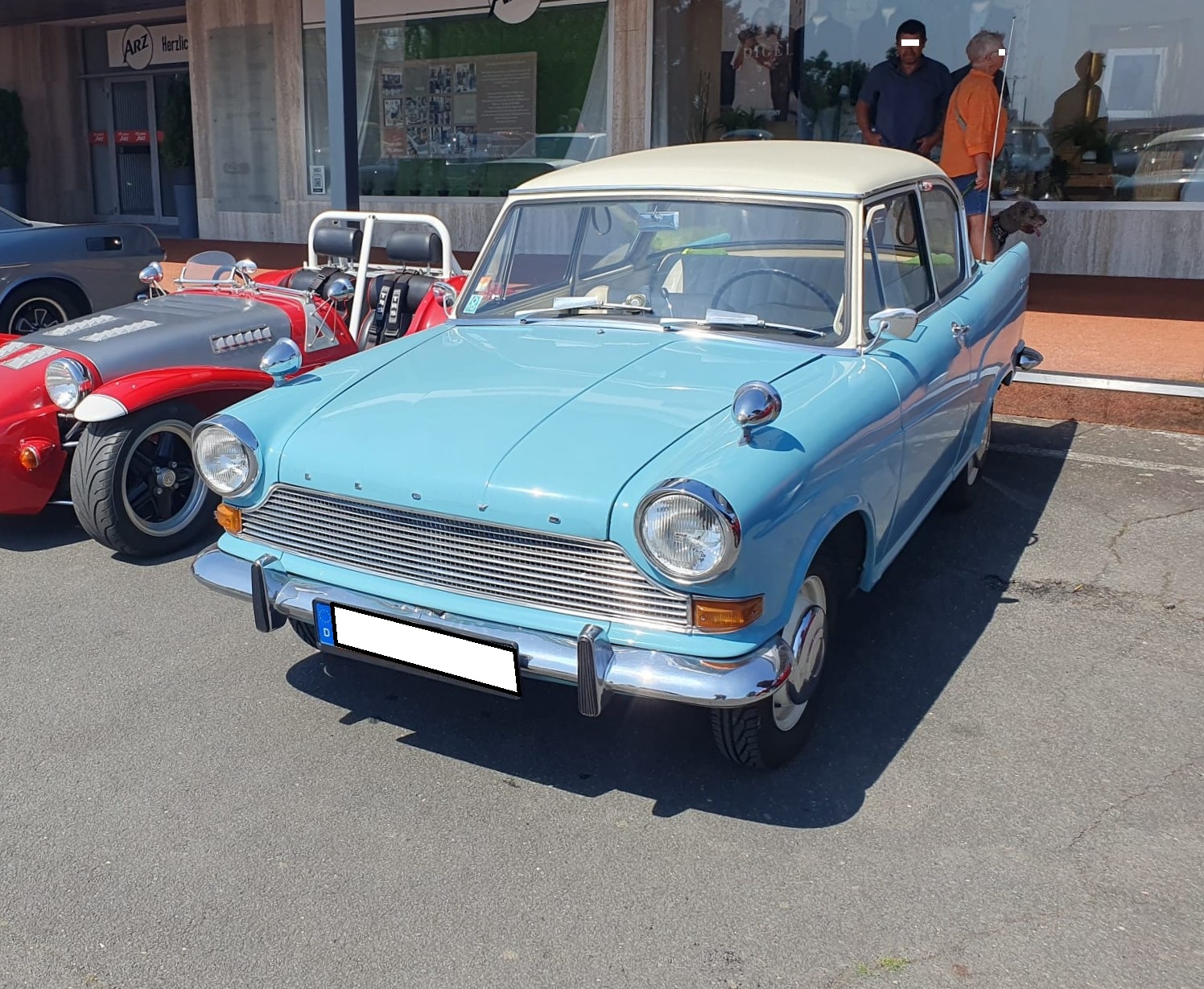 Lloyd LP 900 Arabella, gebaut von 1959 (als Borgward Arabella) bis 1963. Die  Arabella  war optisch und technisch gut gelungen. Aber wie so oft im Borgward Konzern, zu �berst�rzt und daher nicht besonders ausgereift auf den Markt gebracht worden. Das kam dem Ruf des Modells nicht zu Gute. Insbesondere sorgten Undichtigkeiten an der Karosserie f�r Wassereinbr�che. Diese f�hrten dazu, dass der Volksmund das Modell schnell in  Aquabella  umtaufte. Es gab die Modelle Arabella und ab 1960 zus�tzlich die Arabella de Luxe. Im November 1960 schlug eine Arabella mit ein Kaufpreis von DM 5230,00 zu Buche und das de Luxe Modell mit DM 5730,00. Der Vierzylinderboxermotor aus Leichtmetall hat einen Hubraum von 897 cm�. W�hrend er in der Arabella 38 PS leistet, kommt die Arabella de Luxe durch eine andere Vergaserbest�ckung auf eine Leistung von 45 PS. Die Limousine wurde kurz vor dem wirtschaftlichen Zusammenbruch des Unternehmens in Lloyd Arabella umgetauft. Die gezeigte  Arabella  d�rfte in der Farbkombination nizzablau/arconawei�  lackiert sein. Oldtimertreffen am Landmuseum Lorch-Ransel am 02.08.2026. 