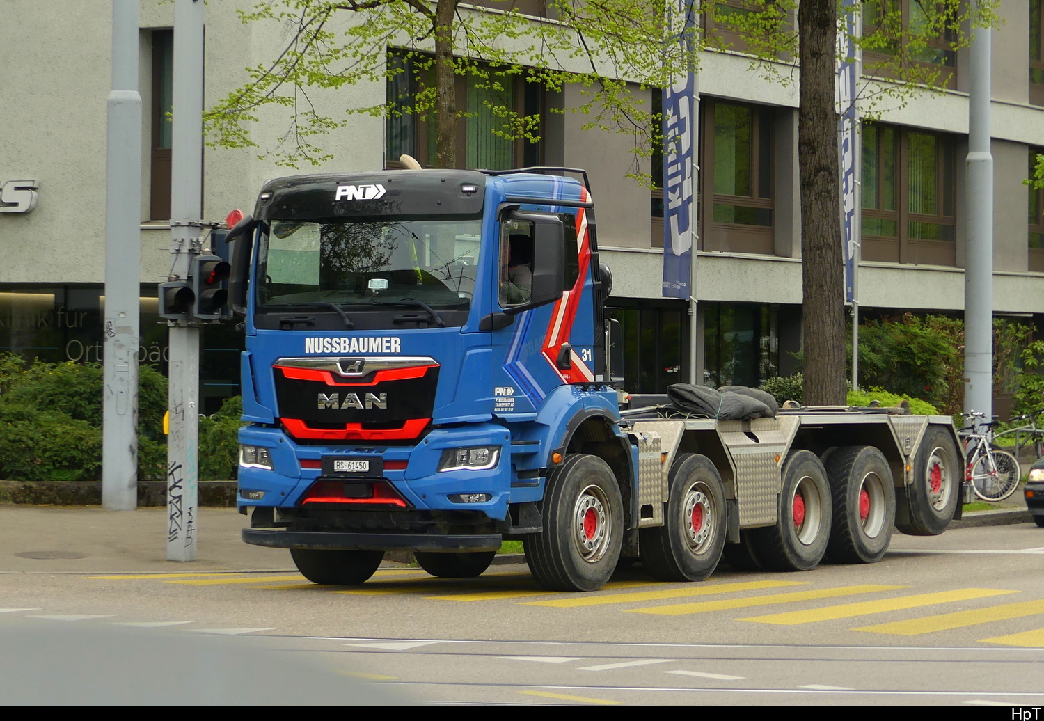 MAN Absetzkipper unterwegs in der Stadt Basel am 10.04.2026