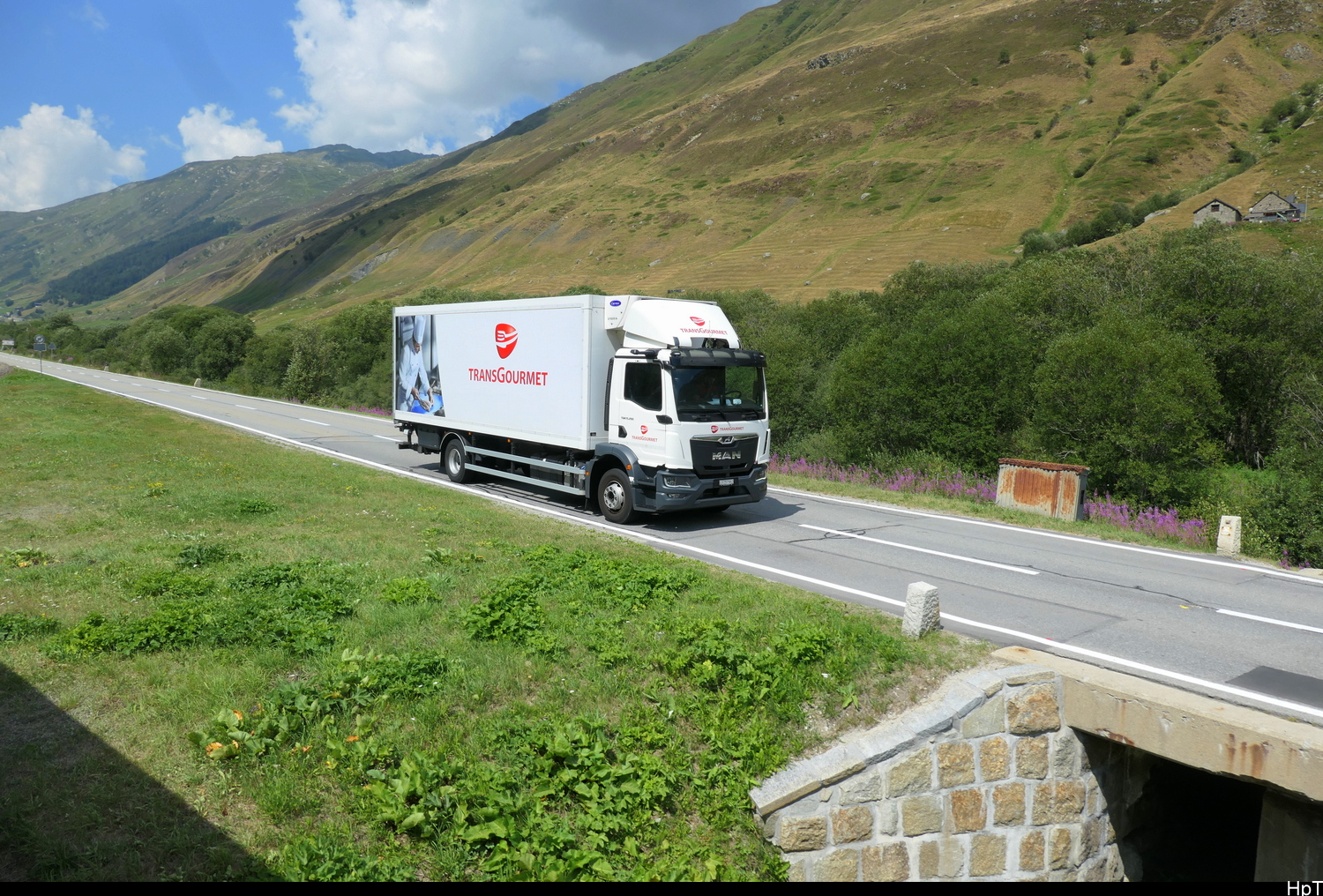 MAN K�hlwagen mit Kastenaufbau unterwegs bei Hospental am 29.07.2026
