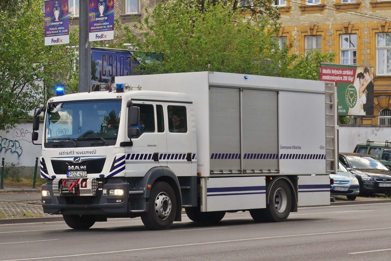 MAN mit Kastenaufbau, mit Blaulicht in Budapest unterwegs. 08.05.2026