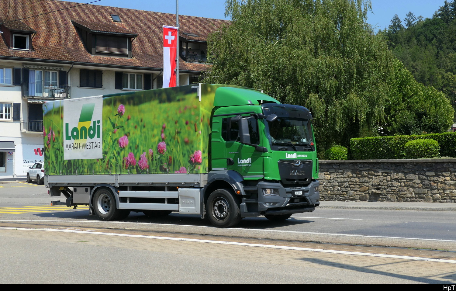 MAN mit Pritschenaufbau unterwegs in Unterkulm am 30.07.2026