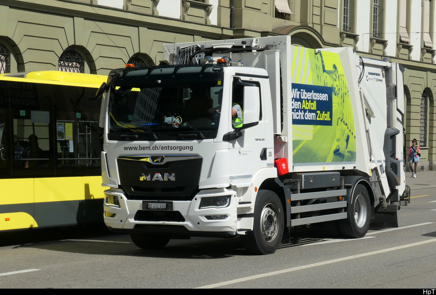 MAN Müllwagen unterwegs in der Stadt Bern am 11.04.2026