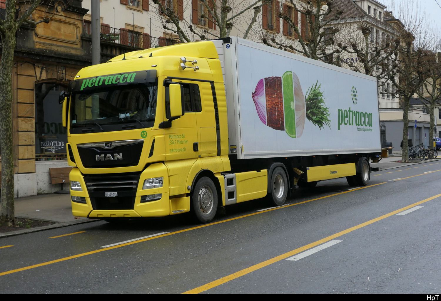 MAN Sattelschlepper am Strassenrand beim Ablad in Neuchâtel am 07.02.2026