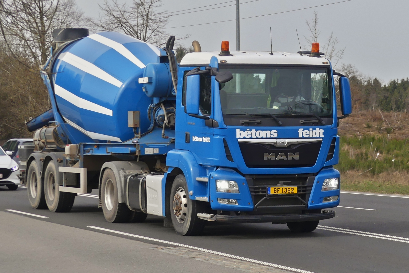MAN Sattelzug mit Betonmischer Auflieger von Beton Feidt. 03.2026