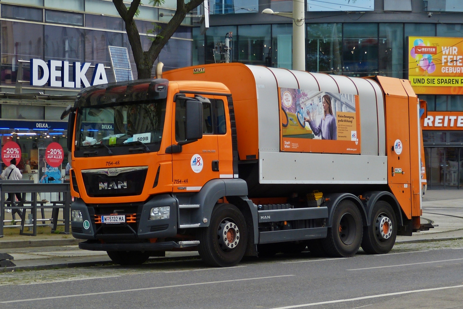 MAN TGS 26.320, Müllentsorgungsfahrzeug aufgenommen in Wien am Straßenrand. 06.2023