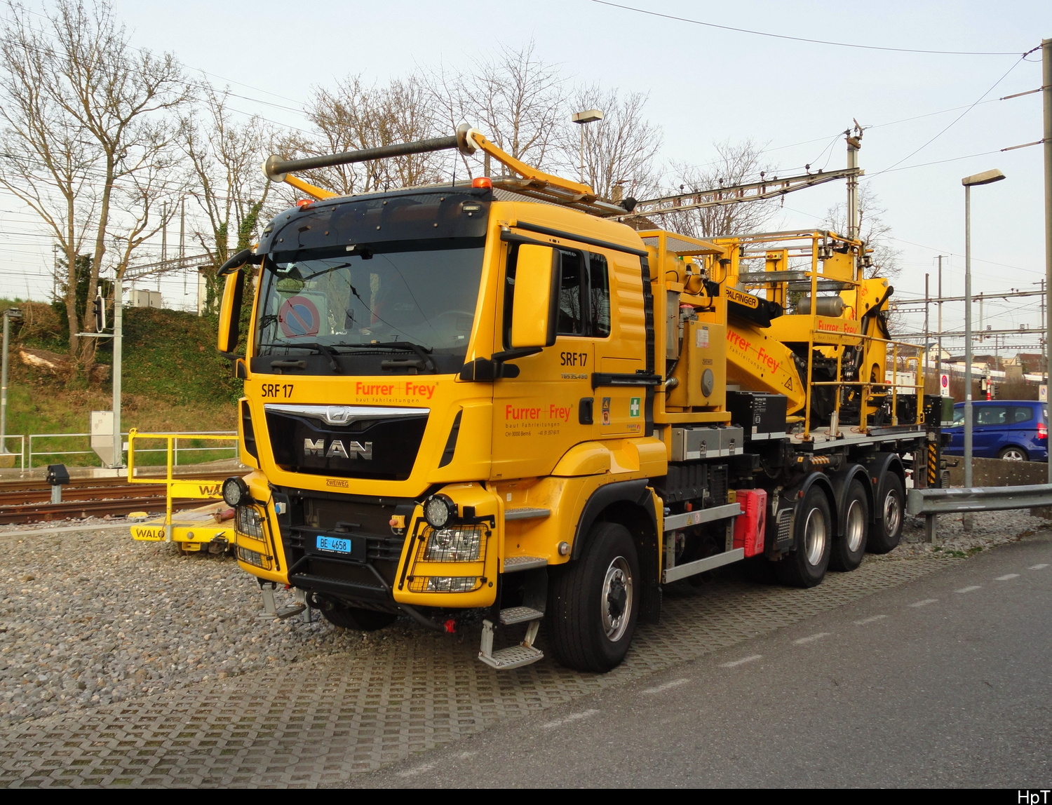 MAN Zweiwegfahrzeug Schiene/Strasse der Firma Furrer & Frei abgestellt in Biel bei der asm am 06.03.2026