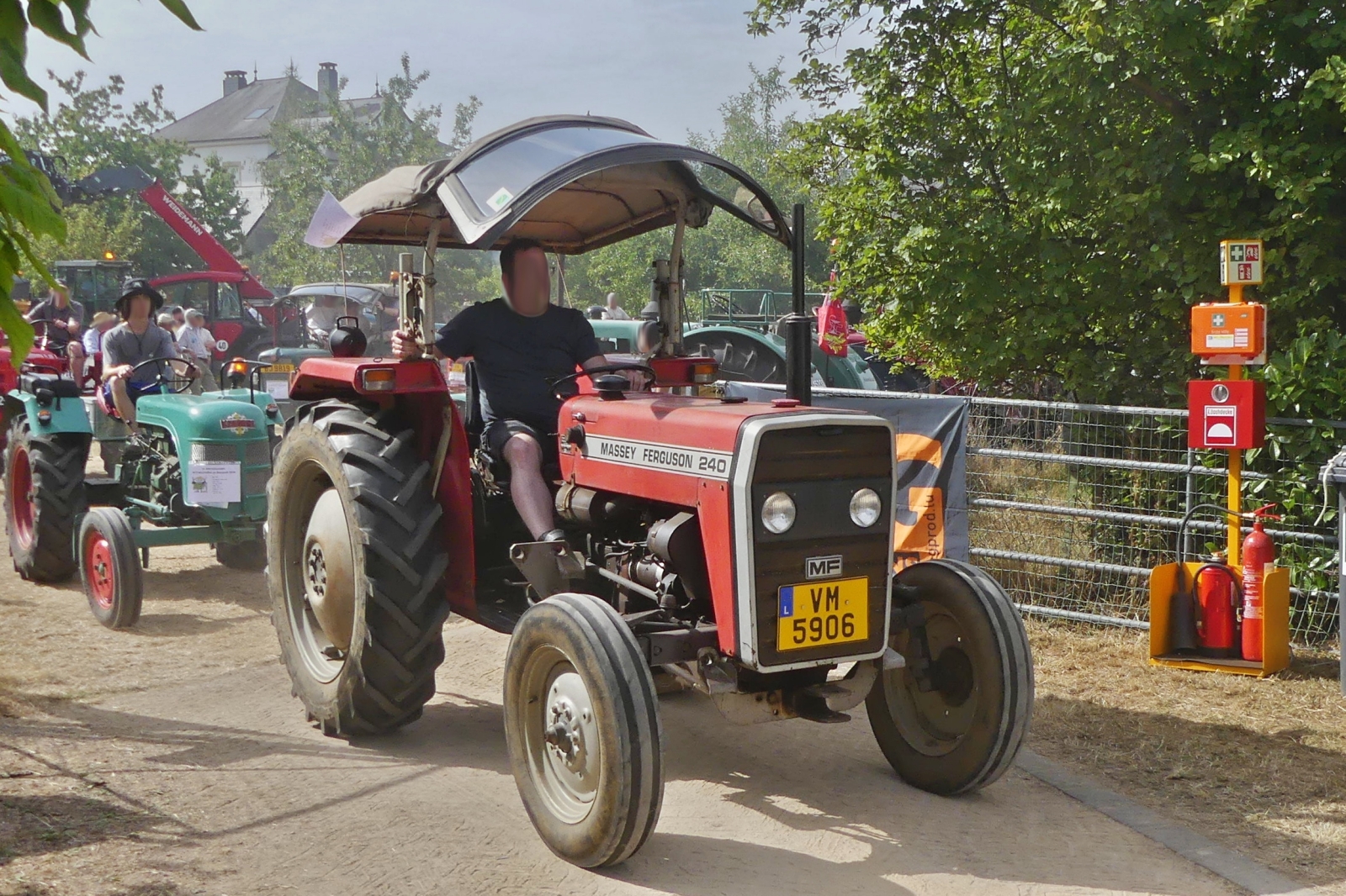 Massey Ferguson 240, machte ebenfalls die Rundfahrt beim Traktorentreffen in Keispelt mit. 09.08.2026